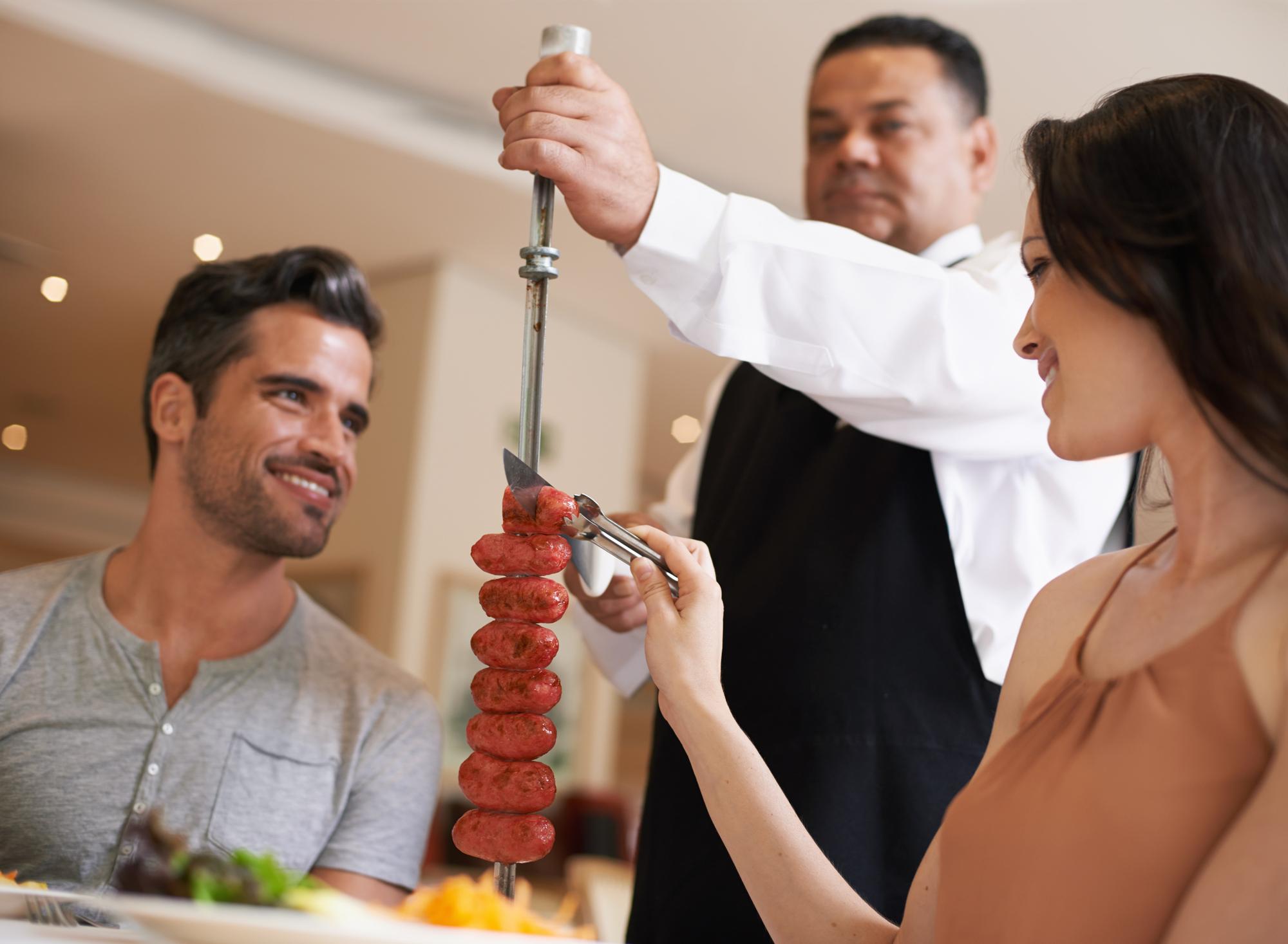 Comida data e romance com casal no restaurante juntos para celebração ou comer espetada Carne de amor ou jantar com jovem feliz homem e mulher em restaurante de hospitalidade estabelecimento para o serviço