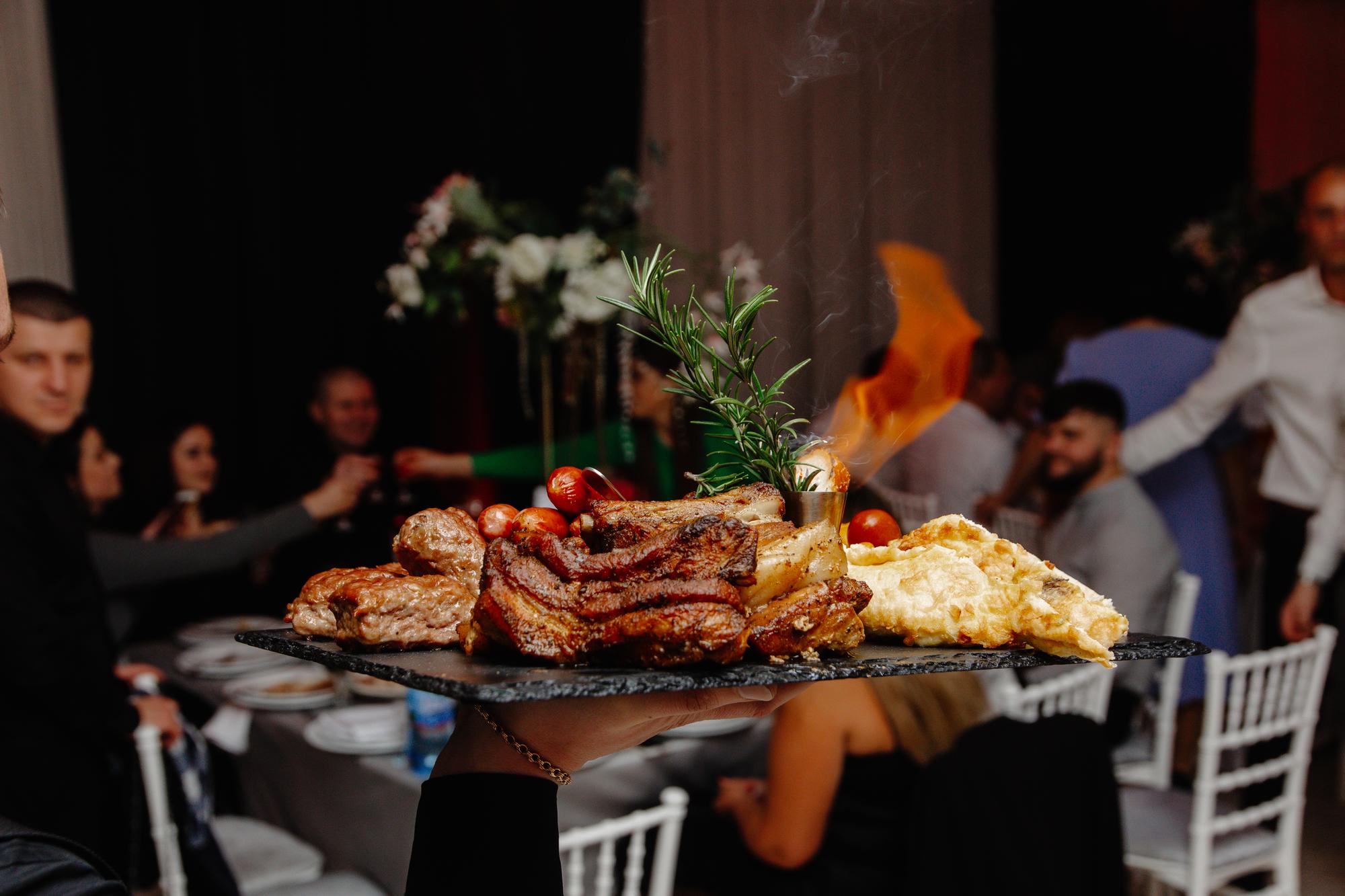 Uma travessa de comida com fogo