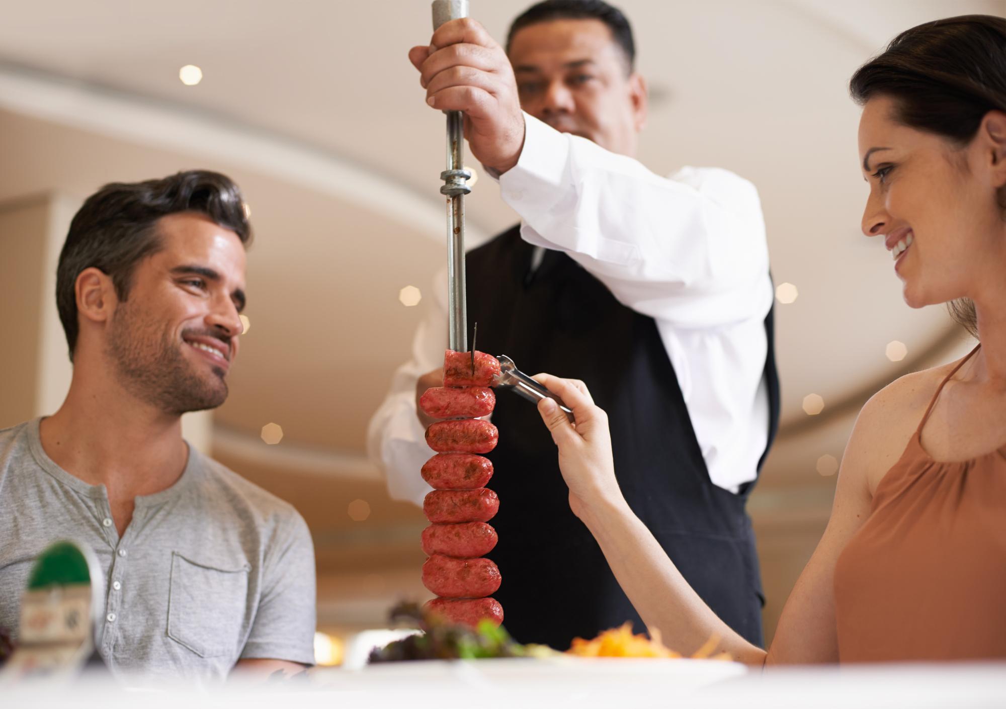 Casal restaurante e data para serviço de alimentação e amor para celebração em férias Mulher homem e restaurante fino garçom com romance de luxo para férias ou aniversário de casamento com refeição gourmet