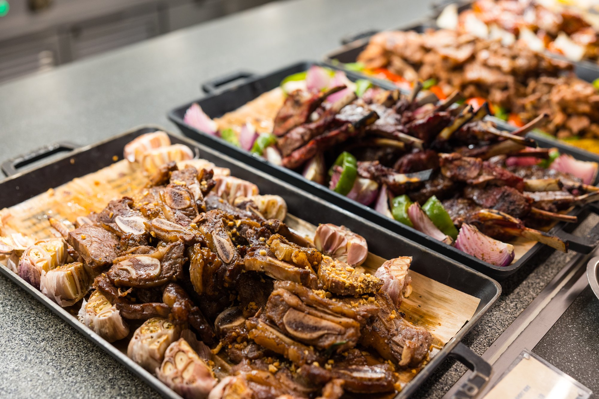 Carne de churrasco servida quente em restaurante buffet