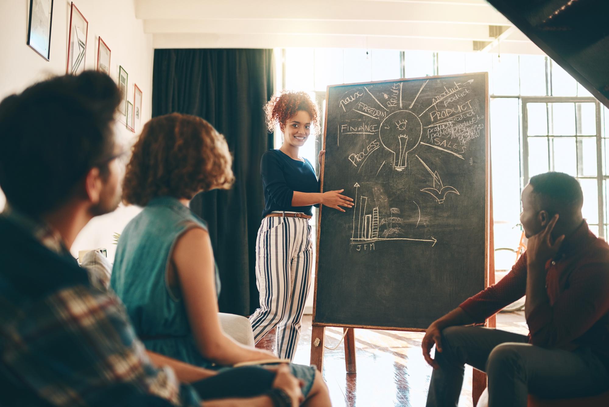 O processo de planejamento é a foto mais emocionante de uma empresária fazendo uma apresentação para seus colegas em um escritório