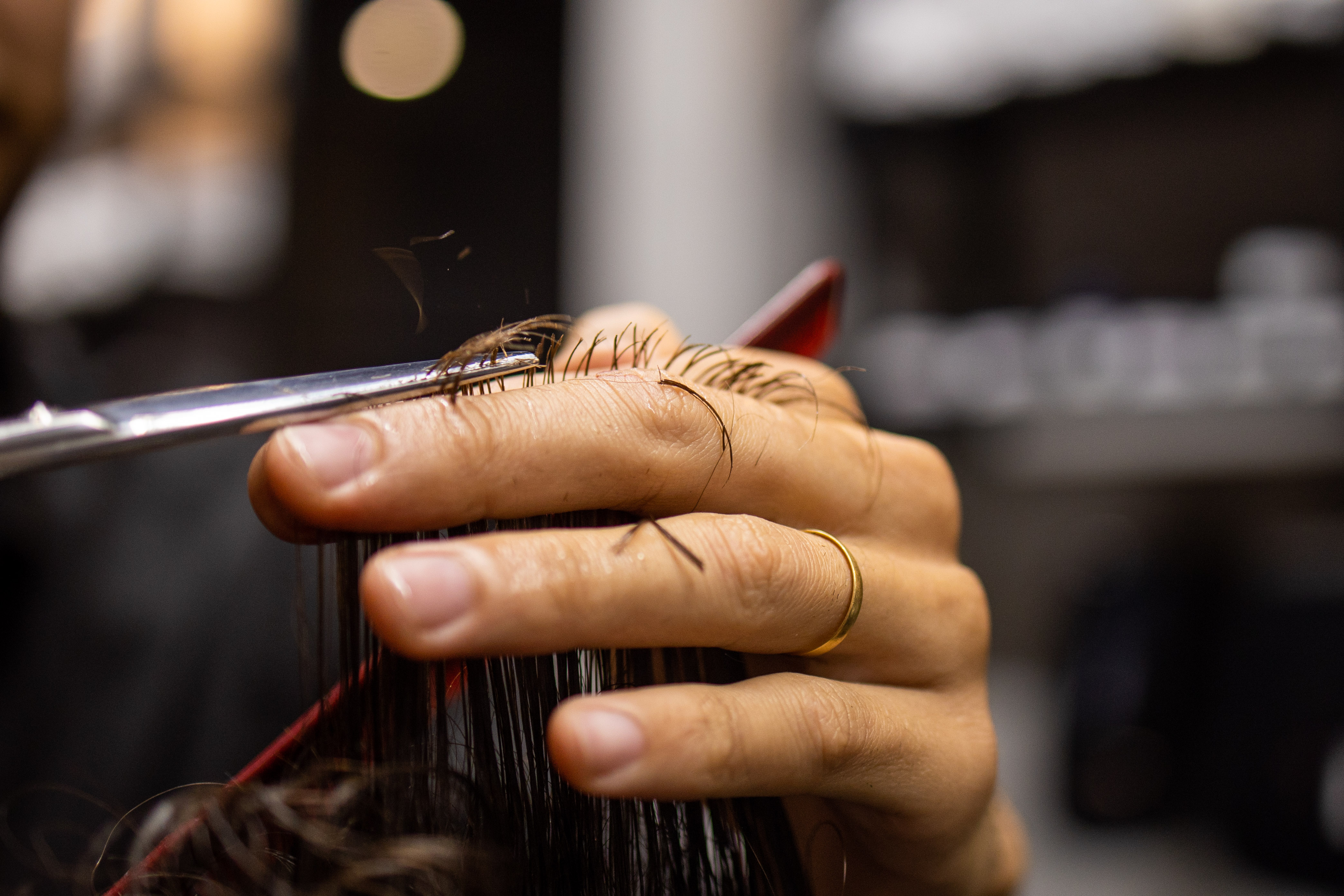 Empresário moderno em Curitiba conferindo agenda enquanto recebe atendimento em barbearia premium
