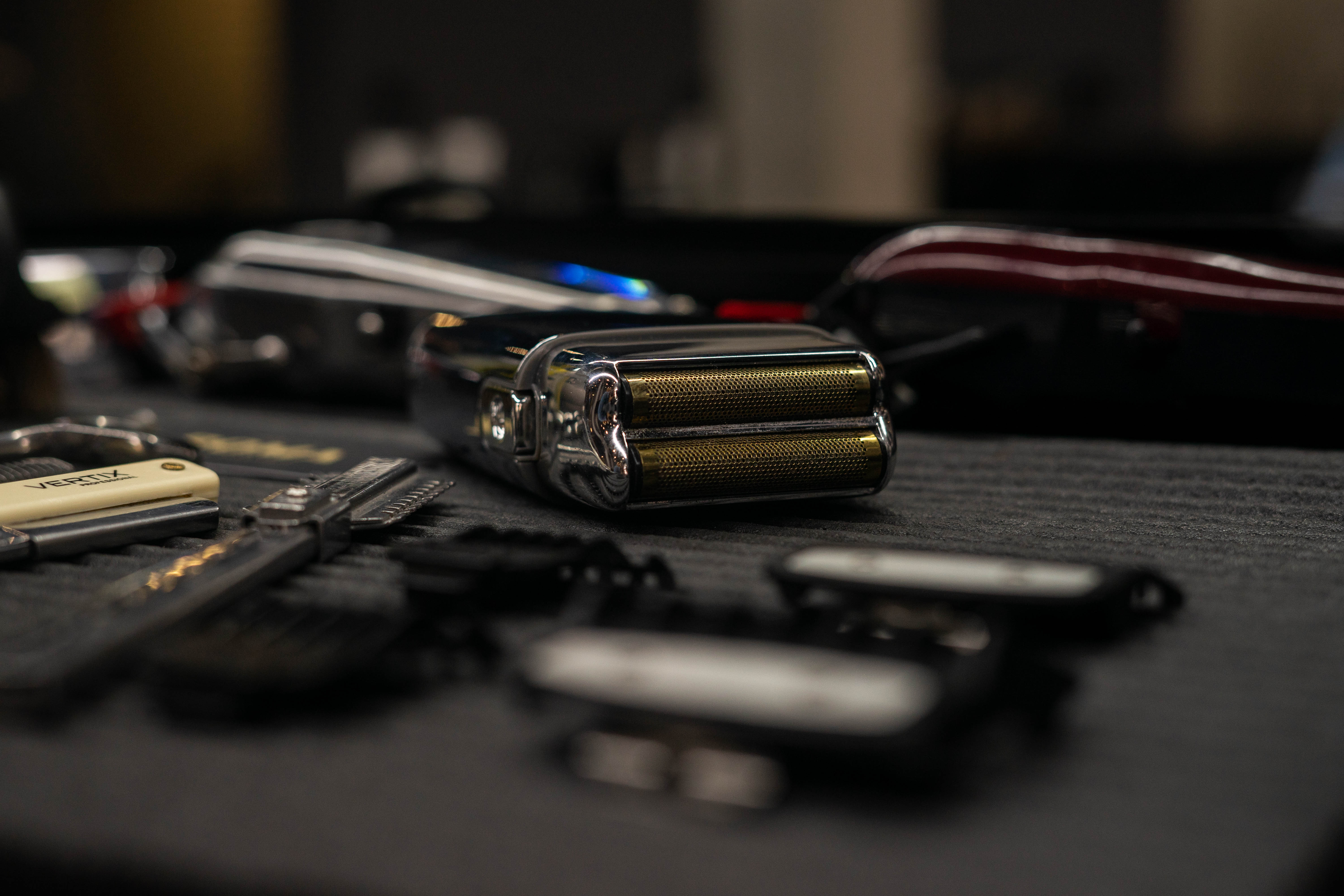Ambiente interno premium da barbearia Gran Cavalheiro com cadeiras de massagem e iluminação sofisticada