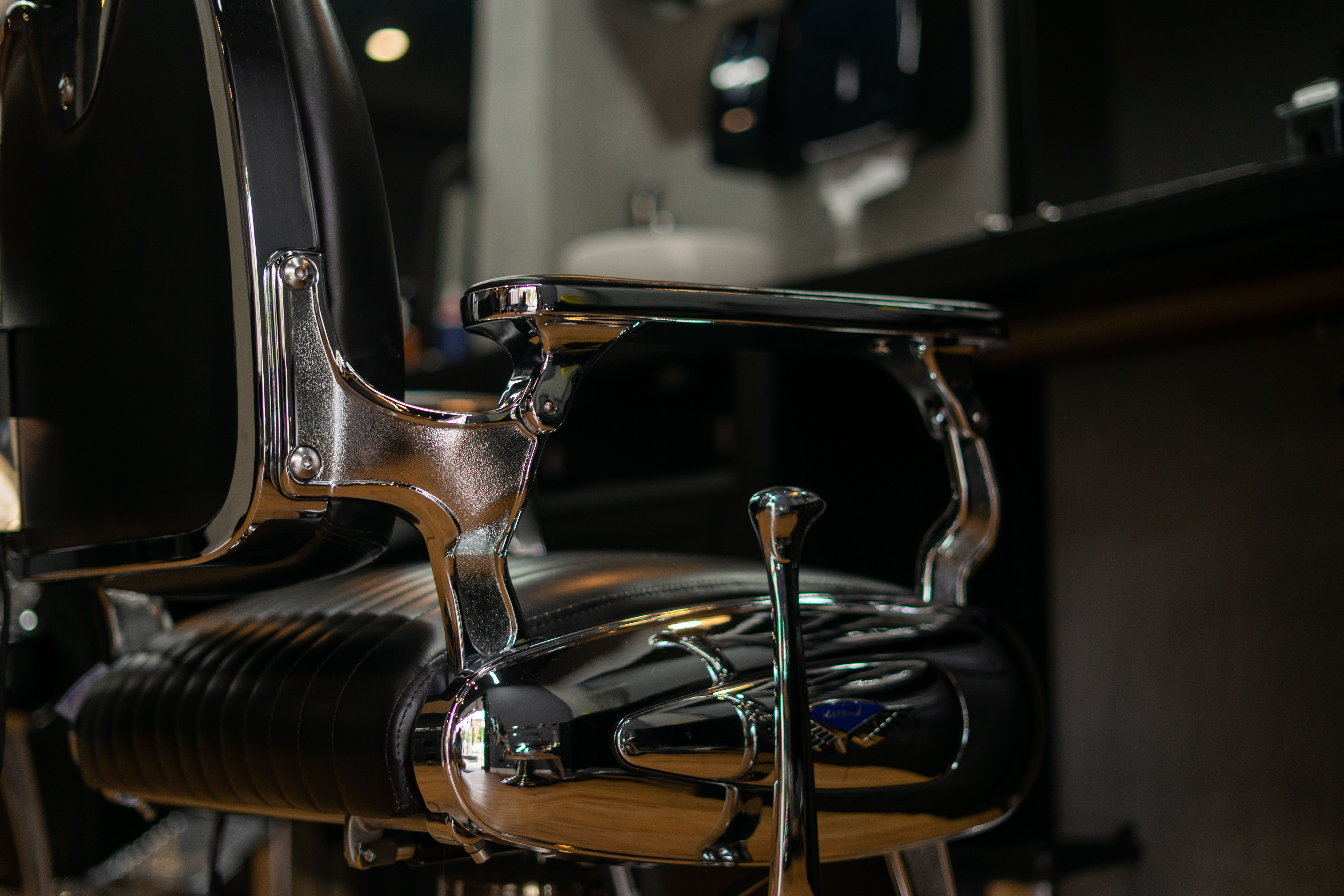 Executivo em Curitiba em ambiente premium de barbearia conversando calmamente, transmitindo poder e sofisticação