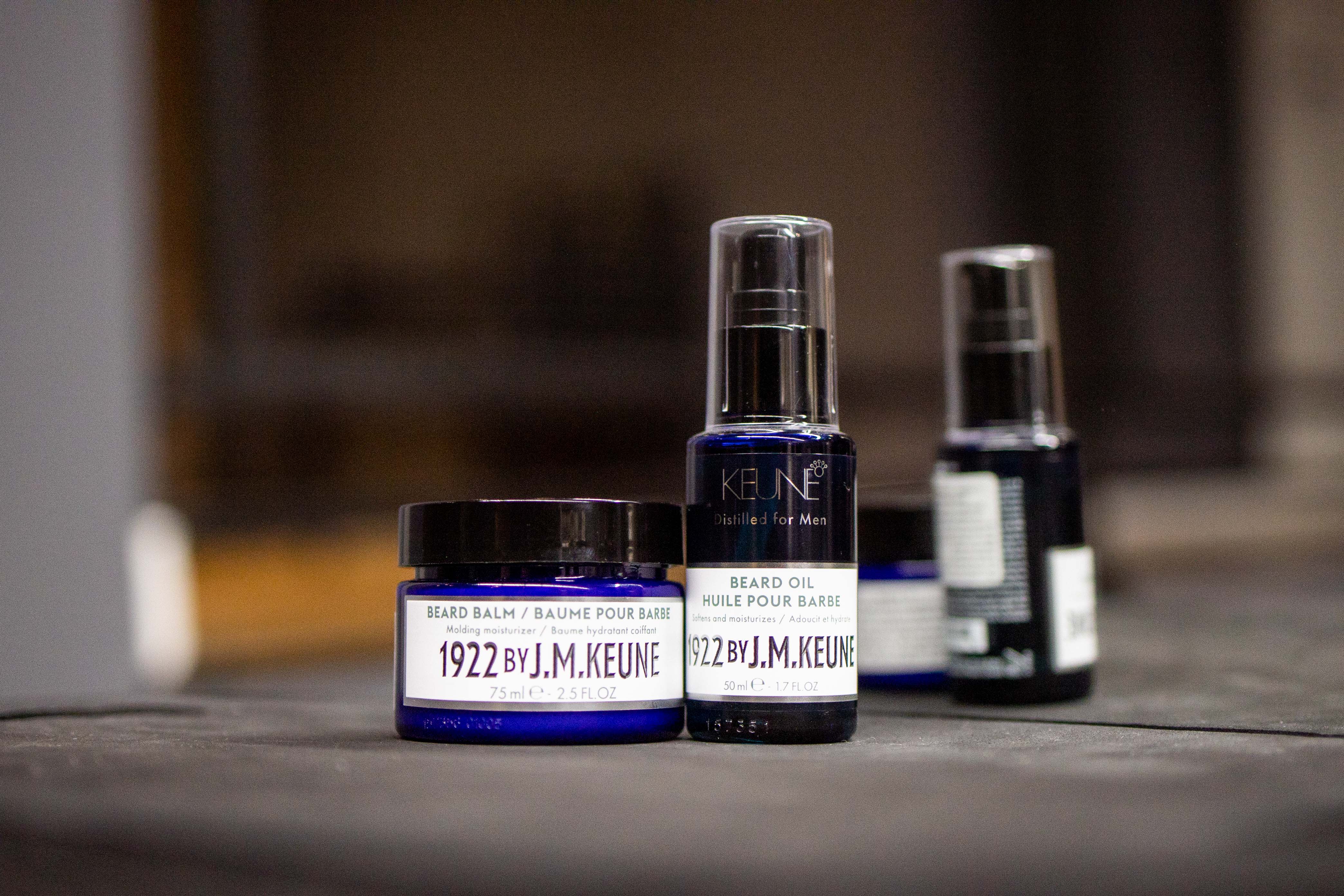 Cadeira de barbearia premium com detalhes em couro em um ambiente silencioso e sofisticado