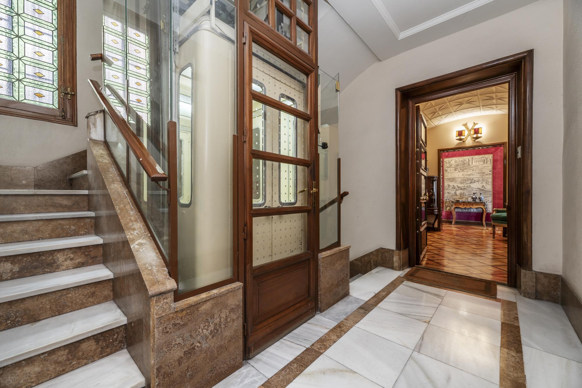 Prédio de apartamentos residenciais com elevador vintage