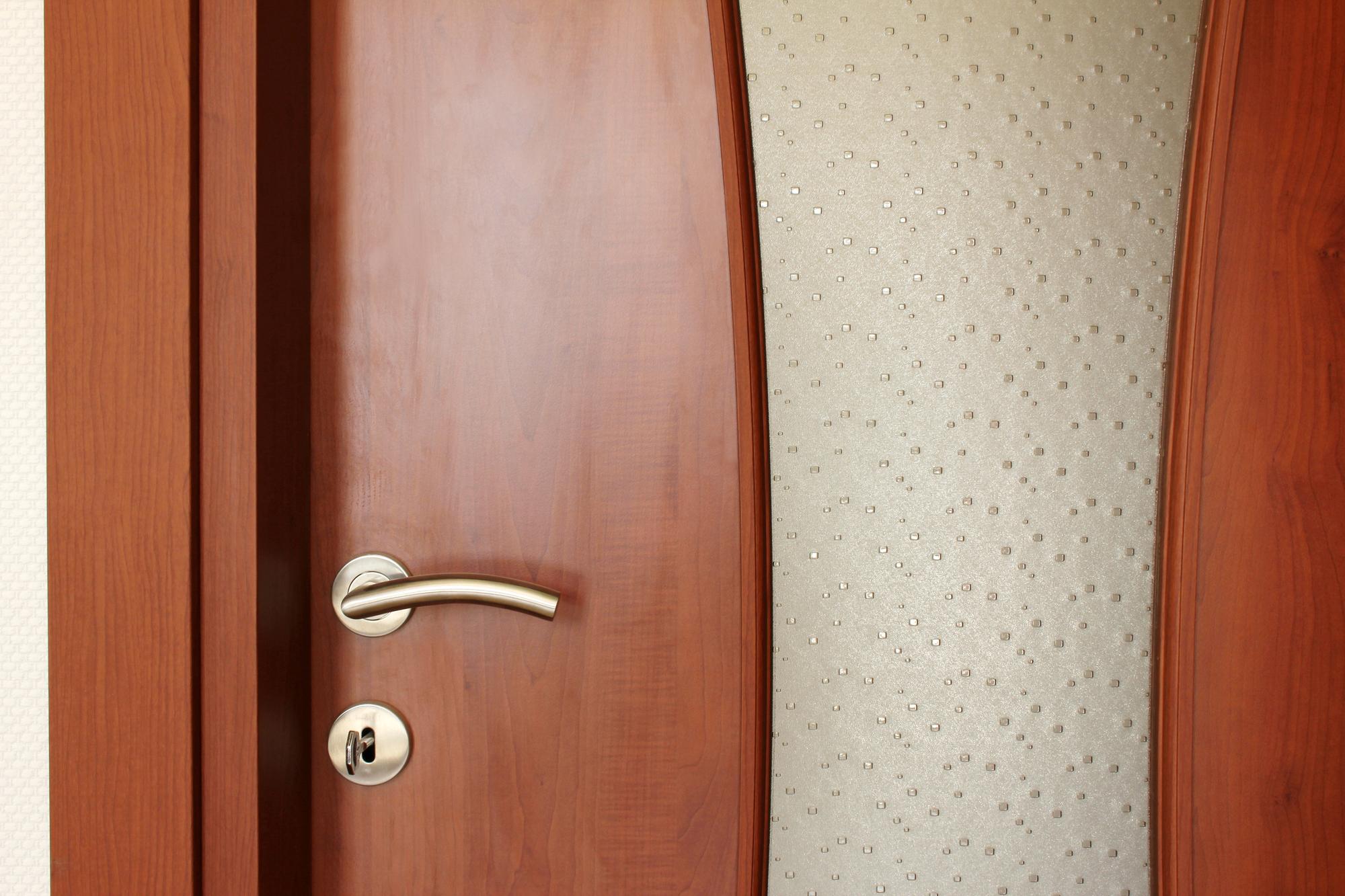 Detalhe de fechadura de luxo em porta laqueada cinza chumbo com acabamento fosco impecável