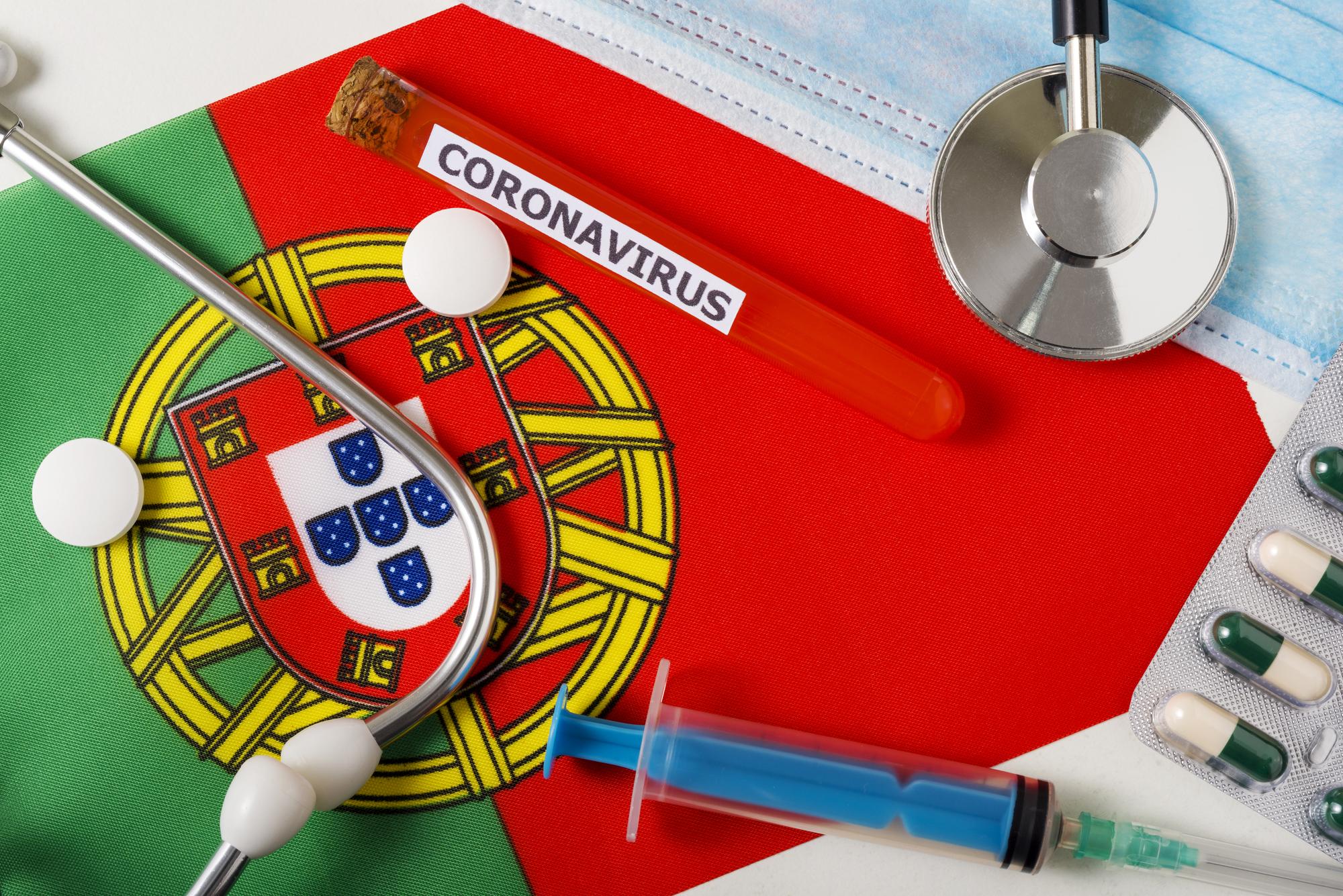 Conceito de coronavírus nCoV Vista superior e bandeira portuguesa