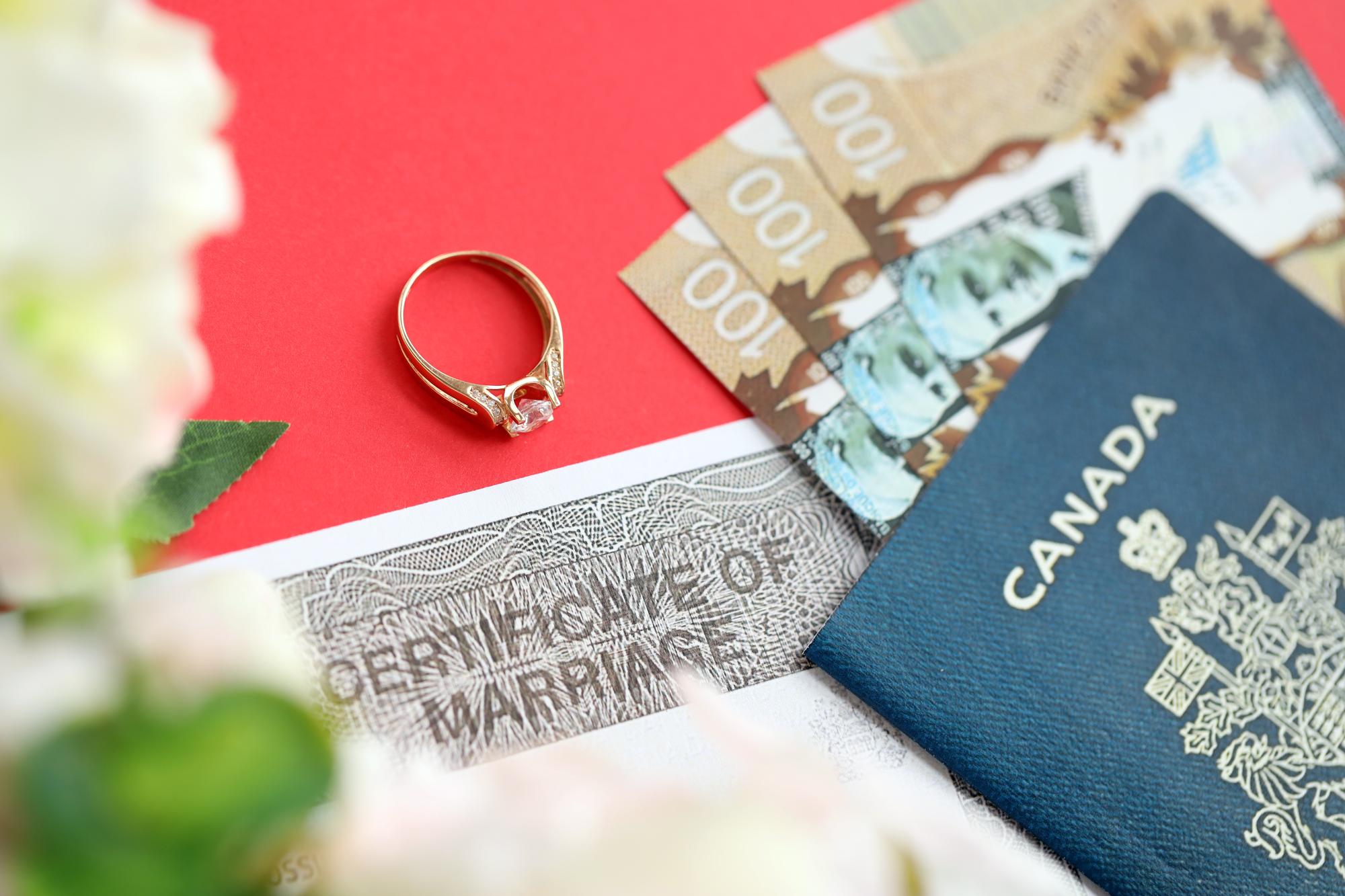 Certificado de casamento canadense e anel de casamento com dólares canadenses e passaporte