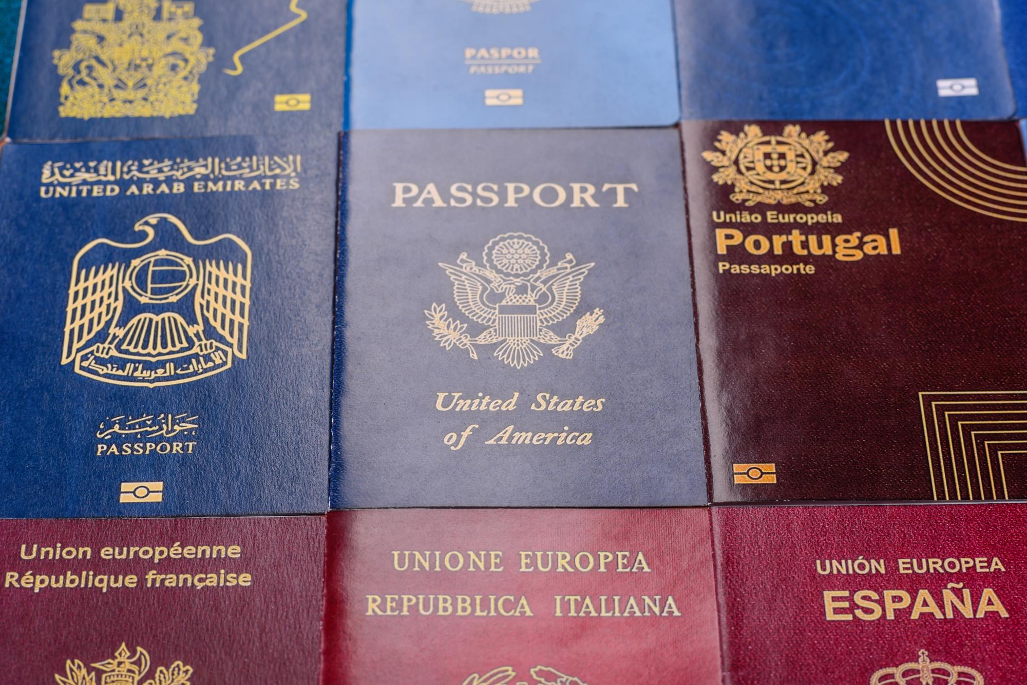 Passaportes de cidadãos de diferentes países do mundo