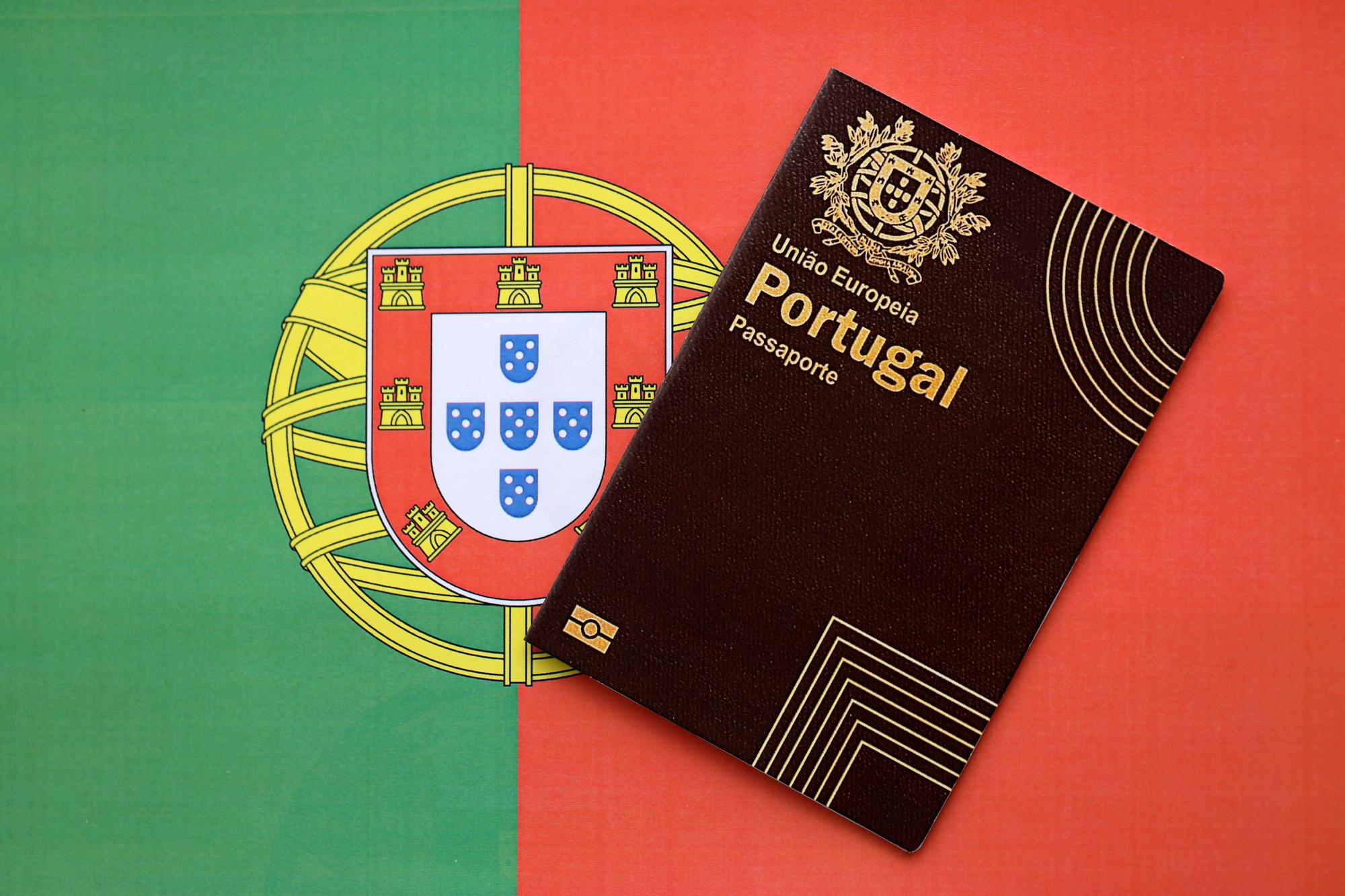 Passaporte português vermelho da União Europeia com a bandeira nacional em fundo