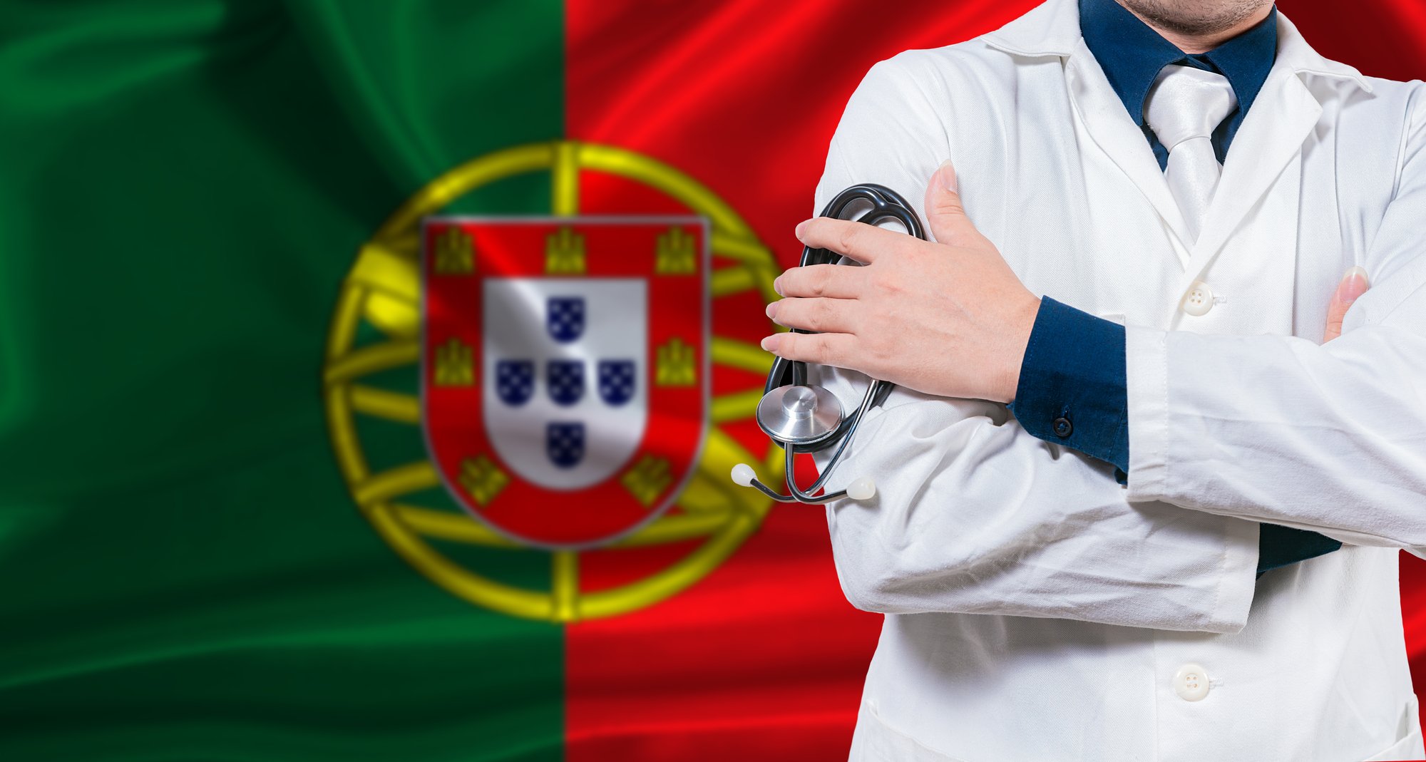 Profissional de saúde do Sistema Nacional de Saúde de Portugal segurando estetoscópio, isolado.