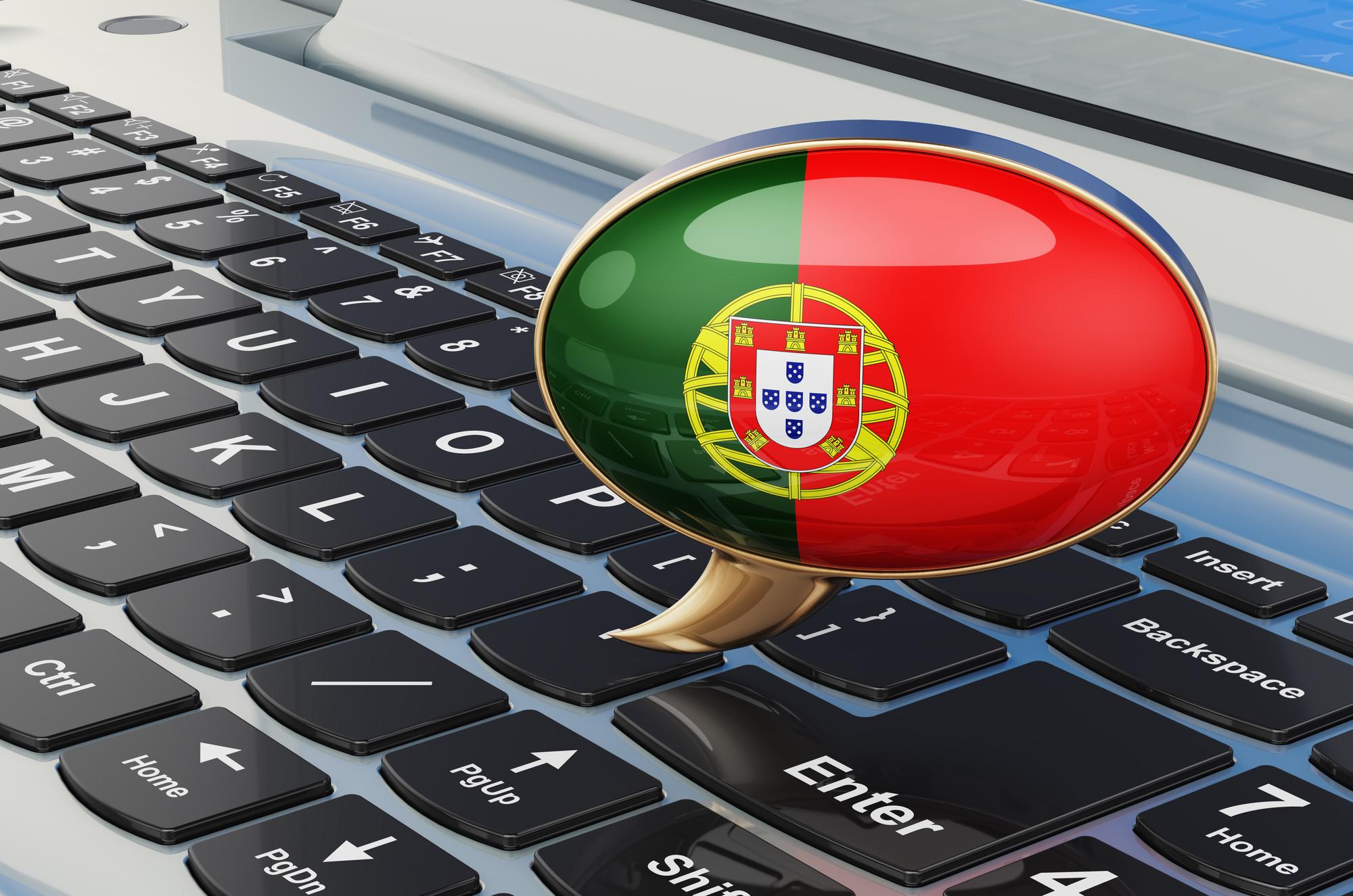 Aprender português on-line conceito Balão de fala com bandeira portuguesa renderização 3D isolado em fundo branco