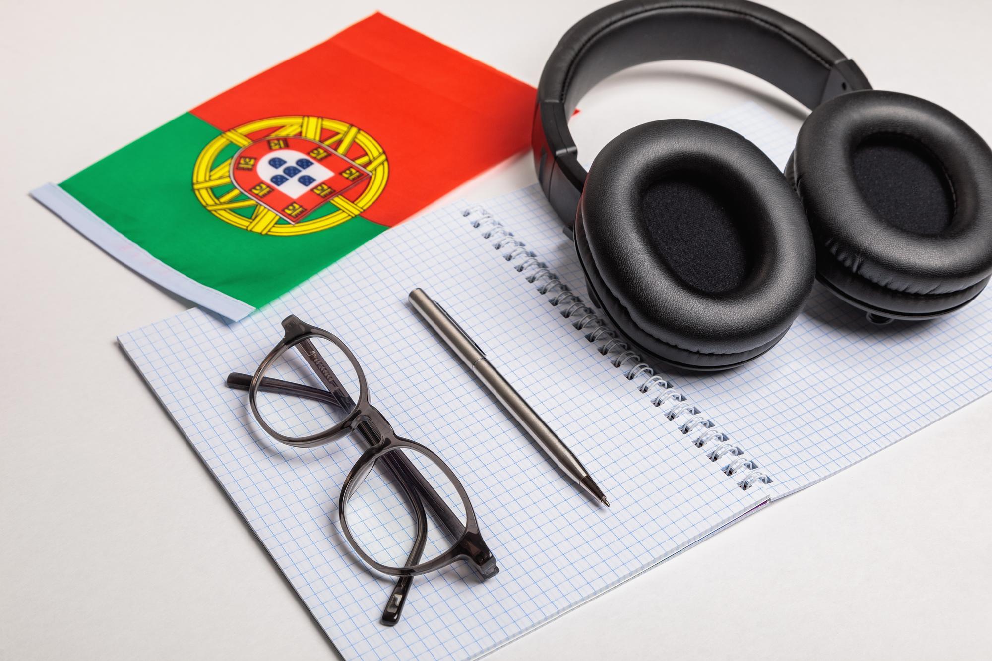 Aprenda línguas estrangeiras em Portugal com gravações de áudio e fones de ouvido
