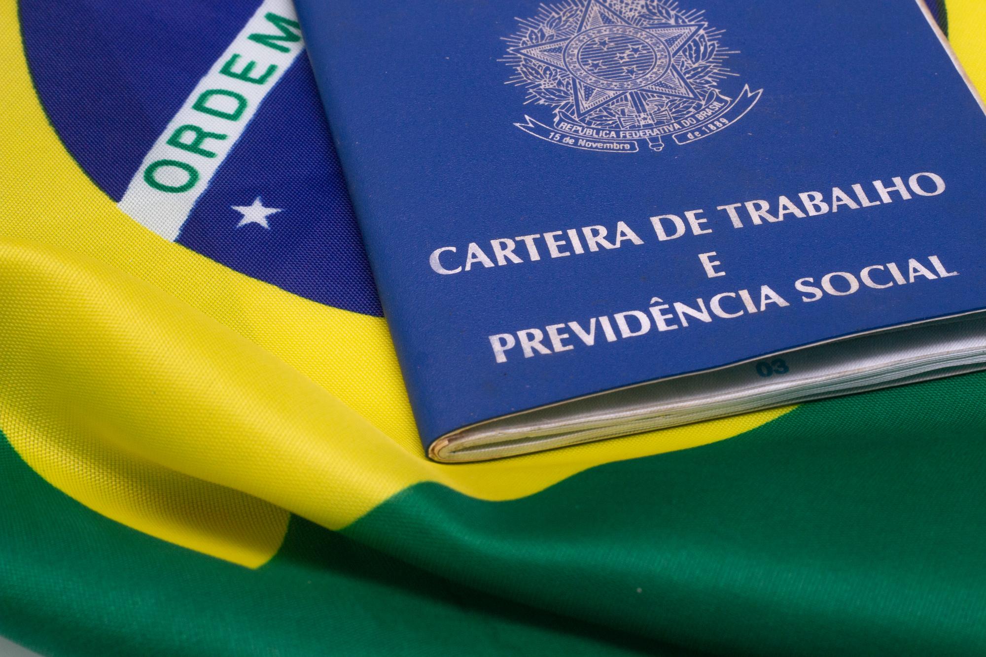 LAURO DE FREITAS BRASIL 21 DE JULHO DE 2022 documento de trabalho brasileiro com bandeira brasileira e calculadora