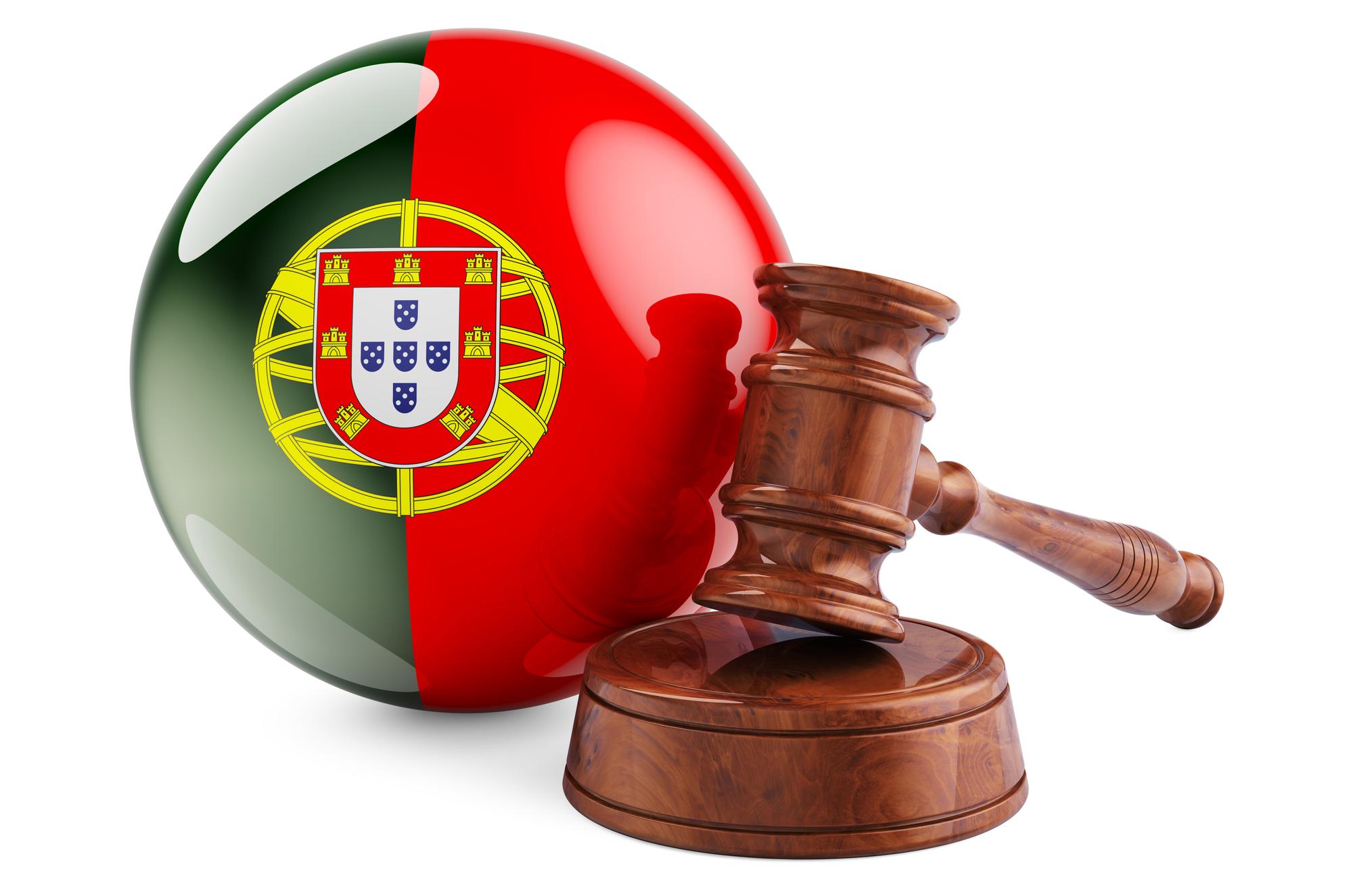 Conceito português de lei e justiça Martelo de madeira com bandeira de Portugal renderização em 3D