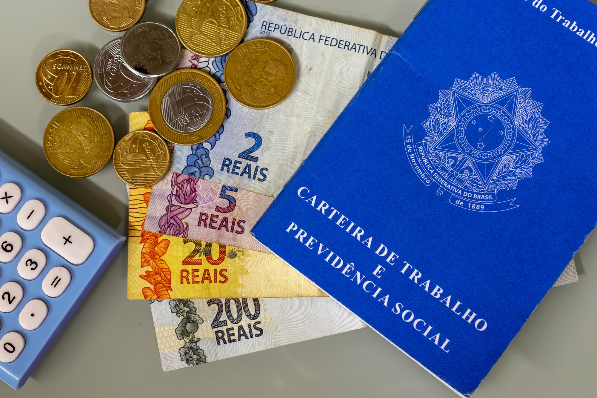 Caderno e calculadora de dinheiro brasileiro Declaração de imposto de renda