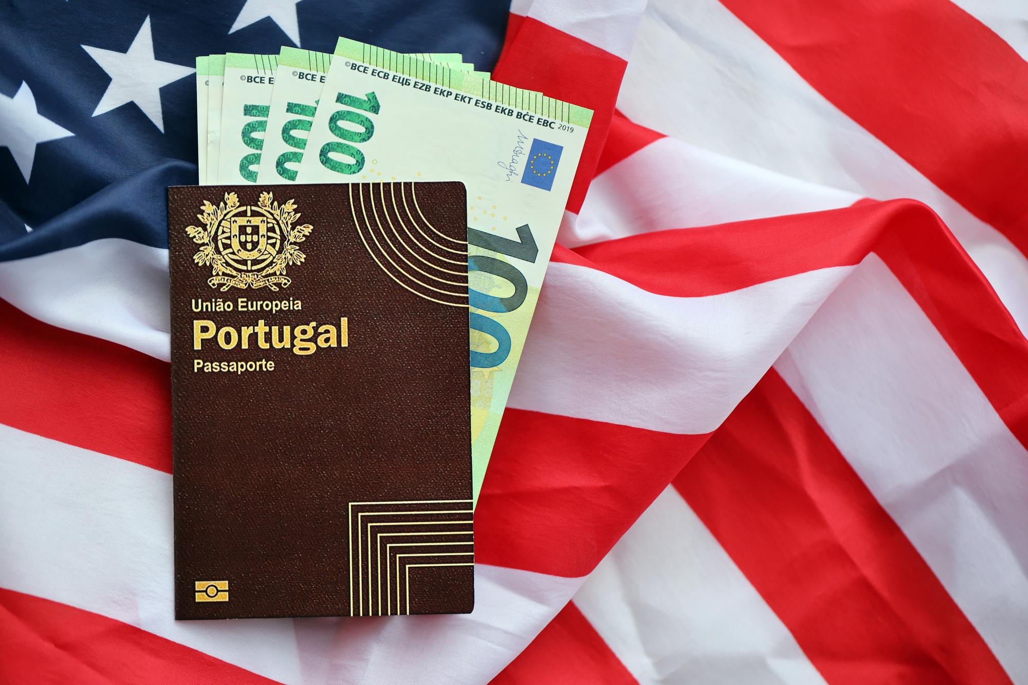 Passaporte vermelho de Portugal da União Europeia e dinheiro no fundo da bandeira nacional dos Estados Unidos