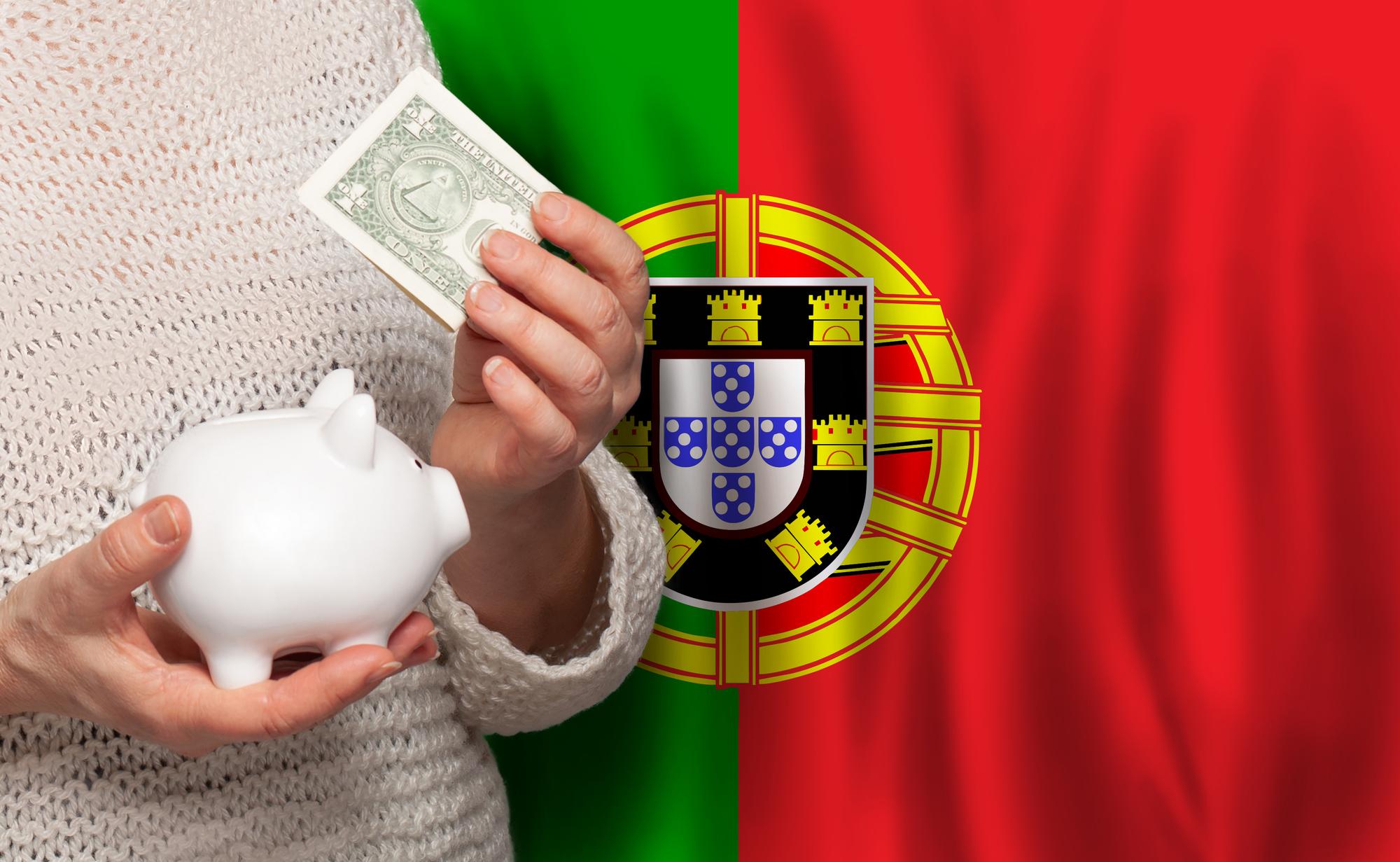 Mulher portuguesa com banco de dinheiro no fundo da bandeira de Portugal