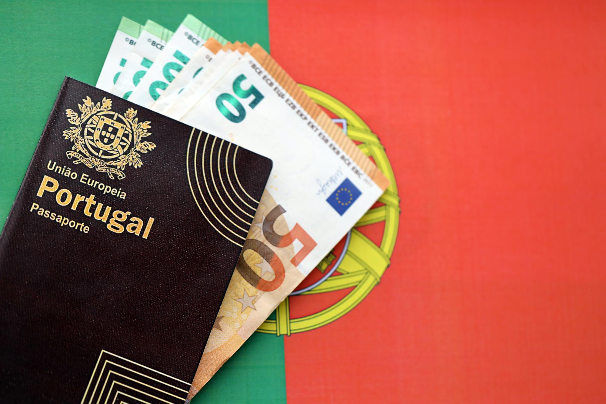 Passaporte vermelho de Portugal da União Europeia e dinheiro em fundo de bandeira turismo de perto e