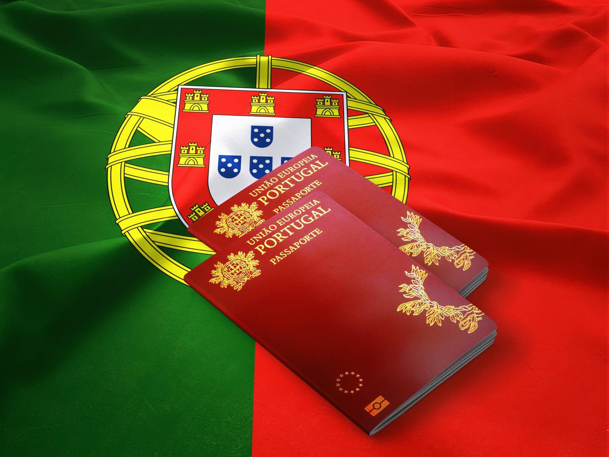 Passaportes portugueses no topo de uma bandeira de cetim de Portugal