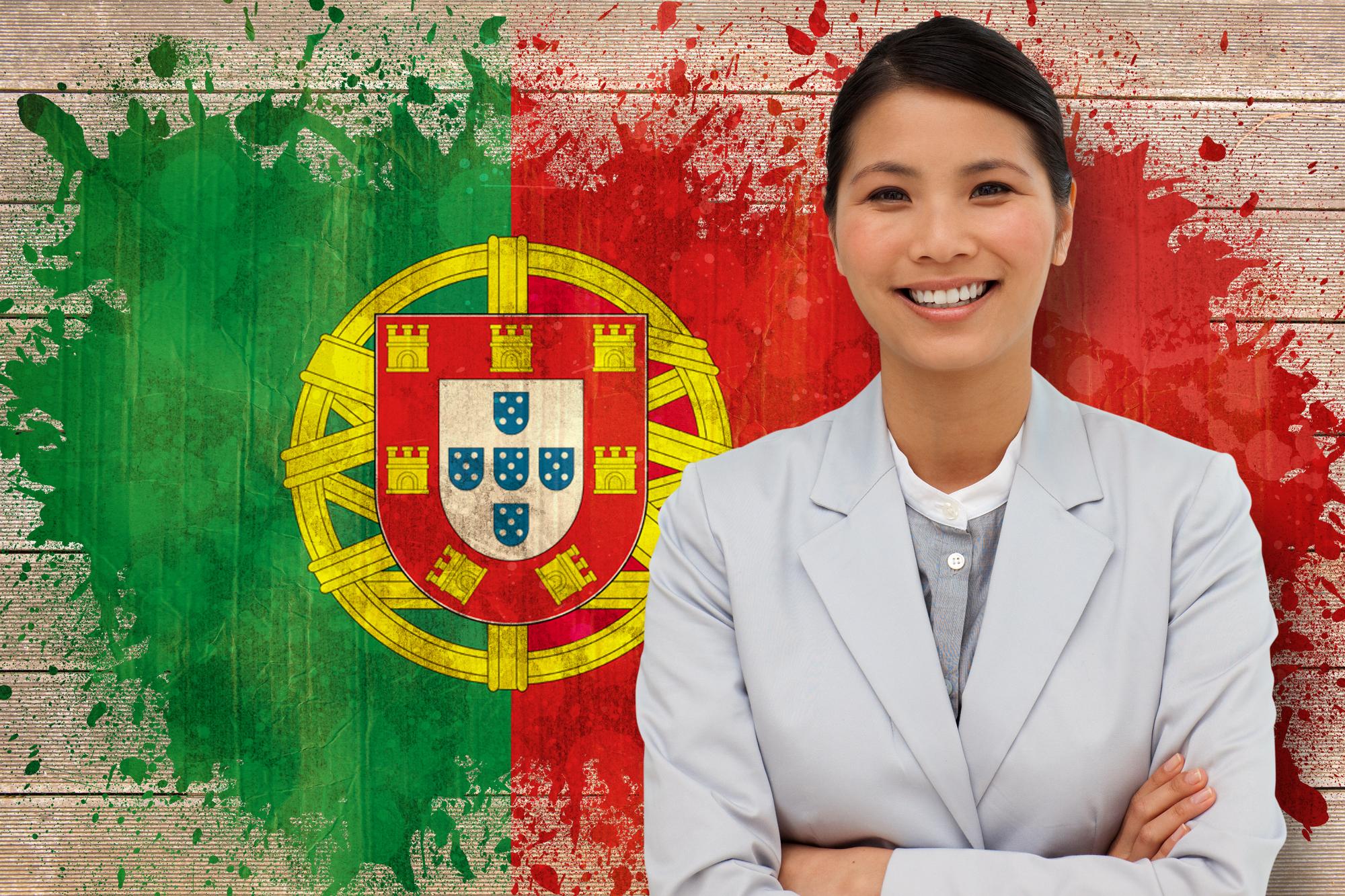 Imagem composta de empresária sorridente com braços cruzados