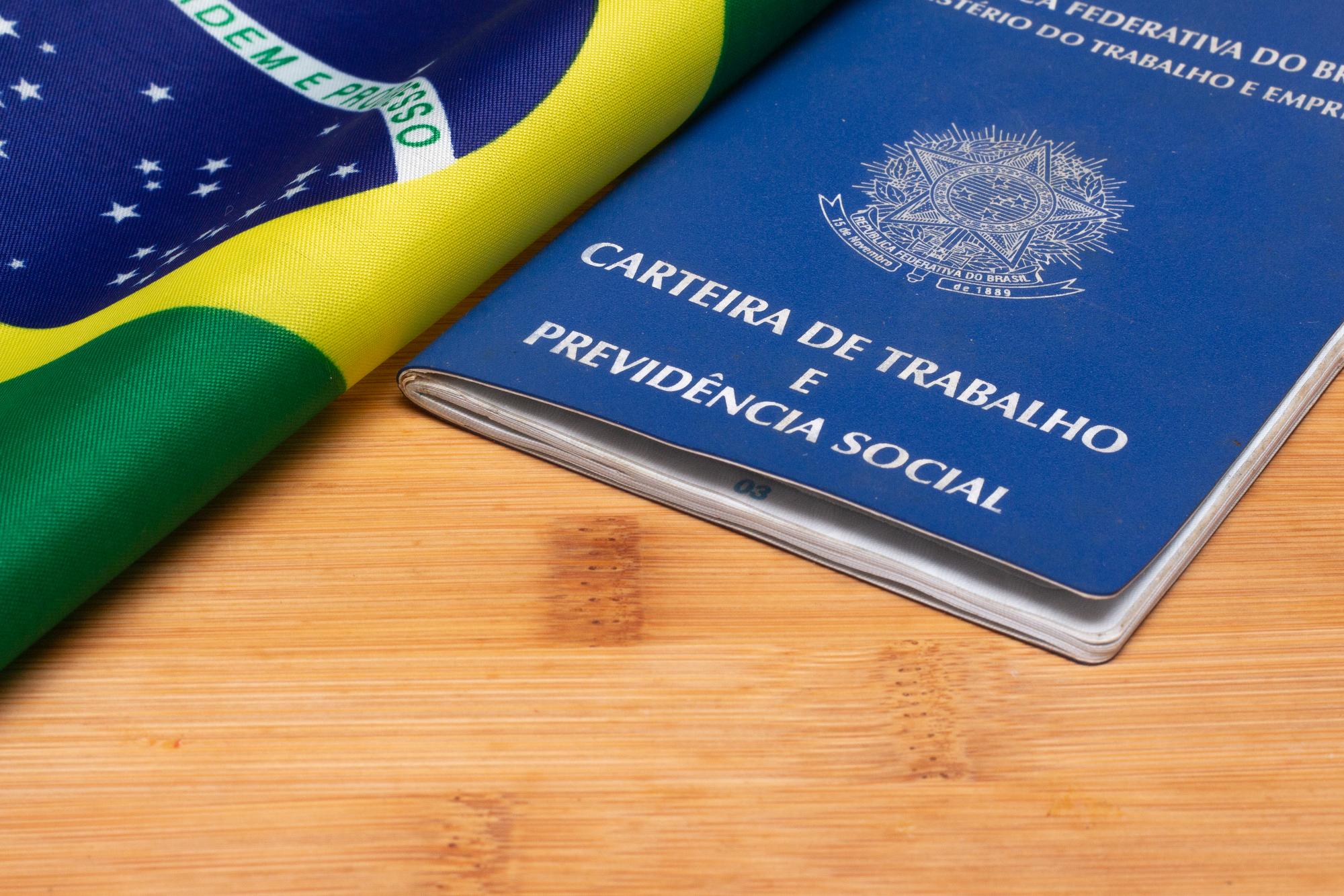 LAURO DE FREITAS BRASIL 21 DE JULHO DE 2022 documento de trabalho brasileiro com bandeira brasileira