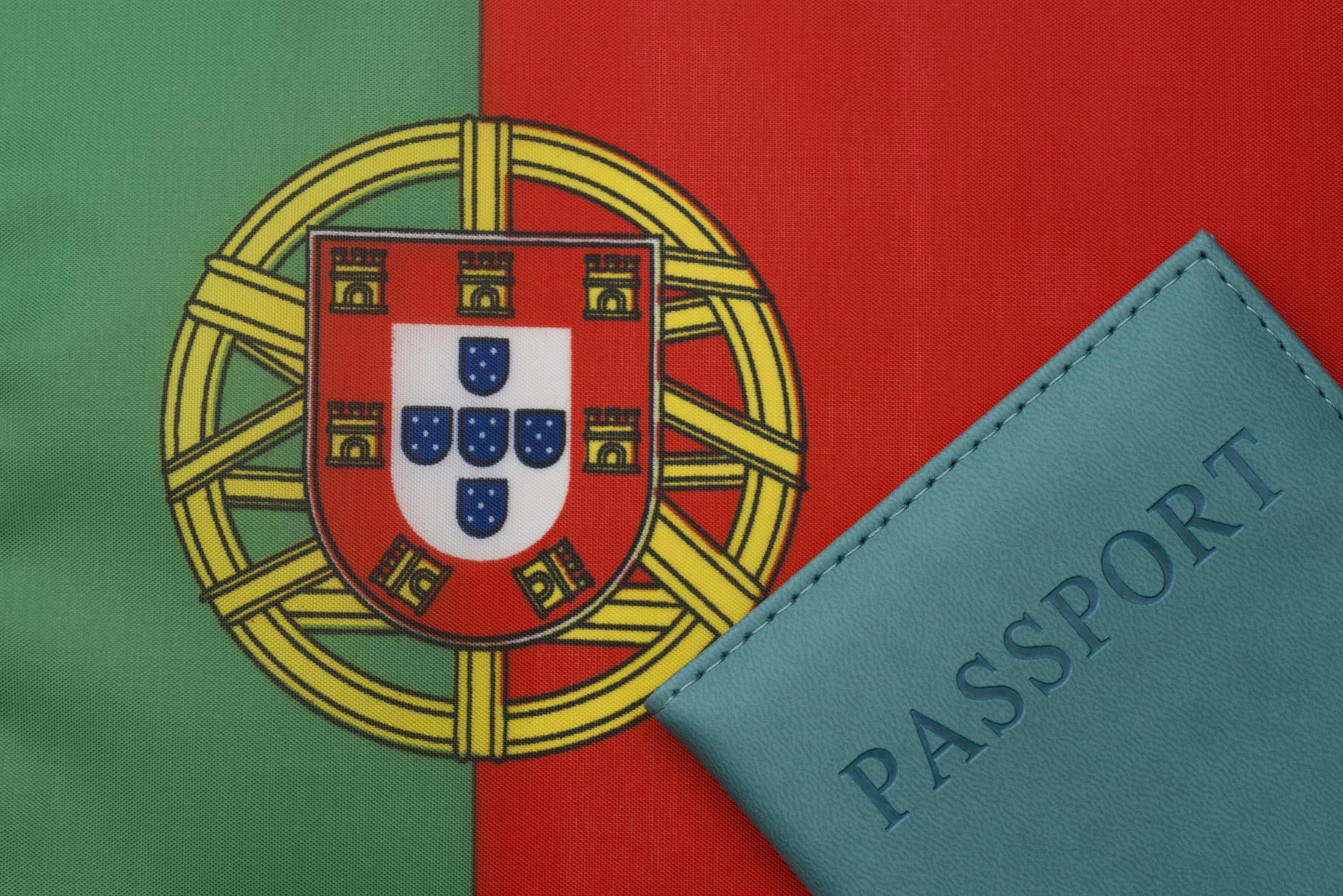 Na bandeira de Portugal está um passaporte