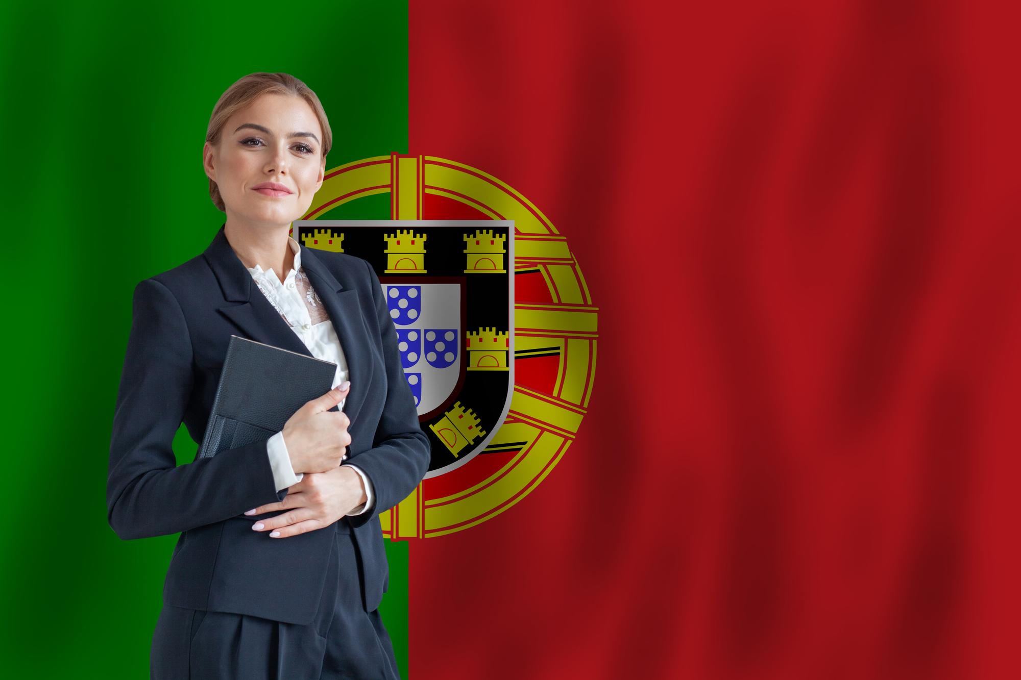 Mulher de negócios portuguesa na bandeira de Portugal conceito de startup de negócios nômades digitais