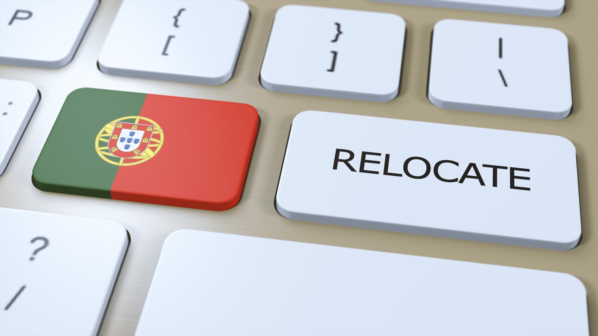 Portugal Relocation Business Concept Ilustração 3D Bandeira do país com texto Relocate no botão