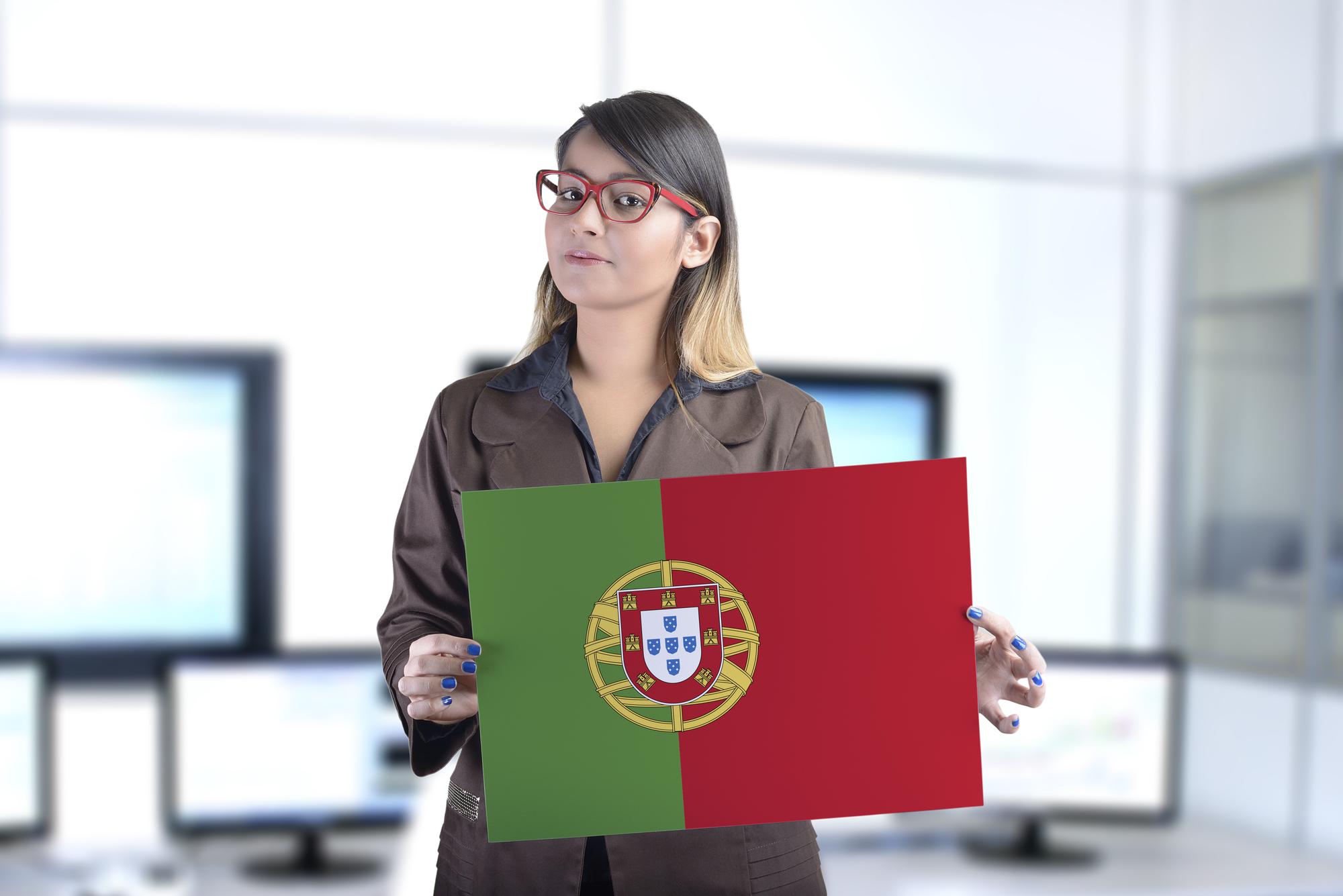 Mulher de negócios segurando a bandeira de Portugal