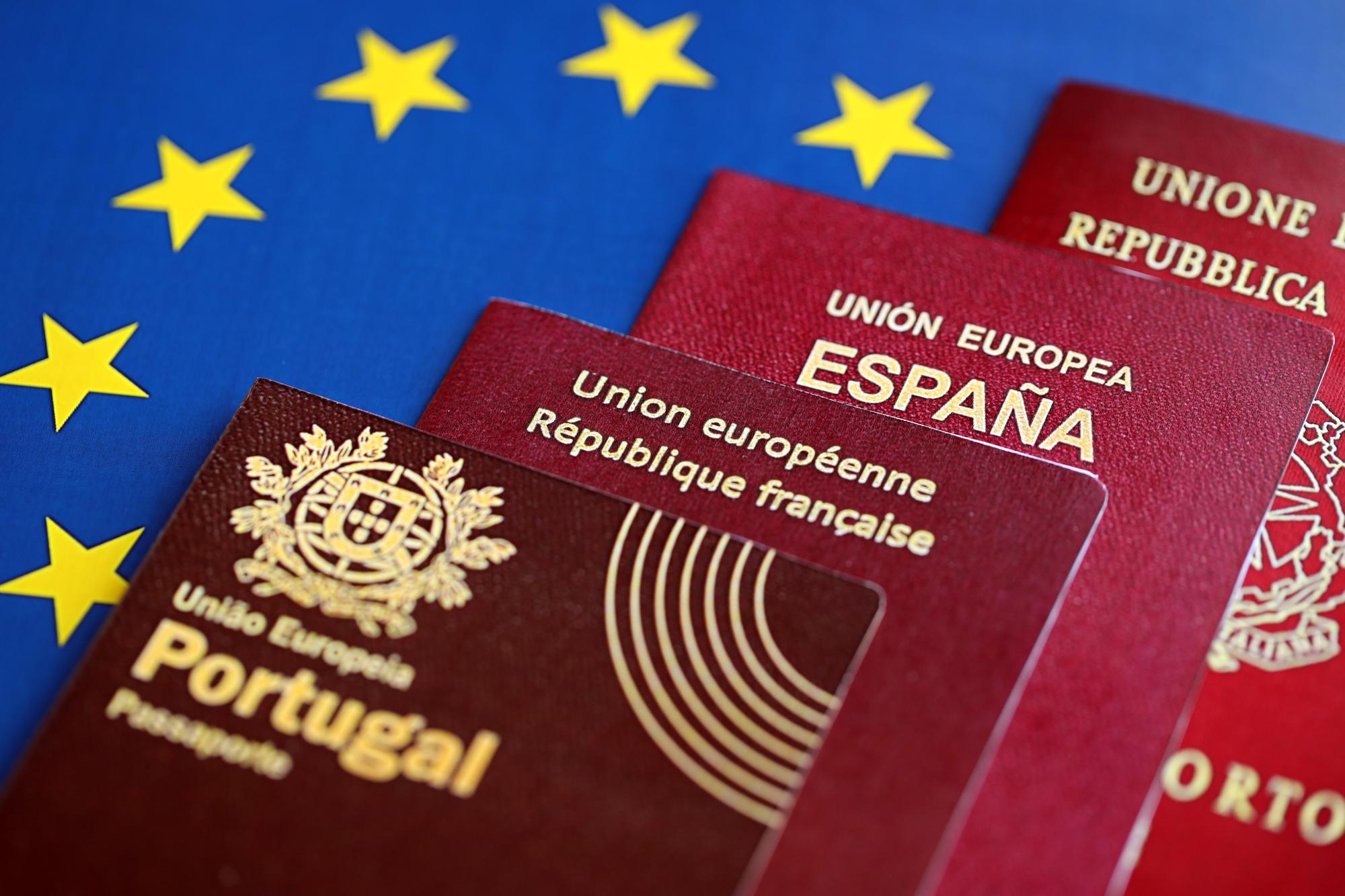 Países da União Europeia Passaportes em azul Bandeira da União Europeia Portugal espanhol francês e italiano