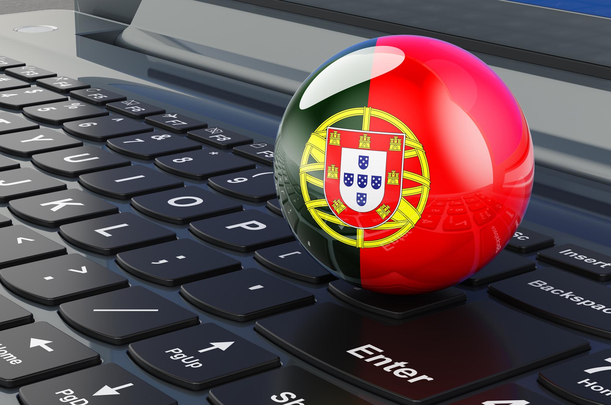 Bandeira portuguesa no teclado do portátil Educação empresarial online compras em Portugal conceito renderização 3D.