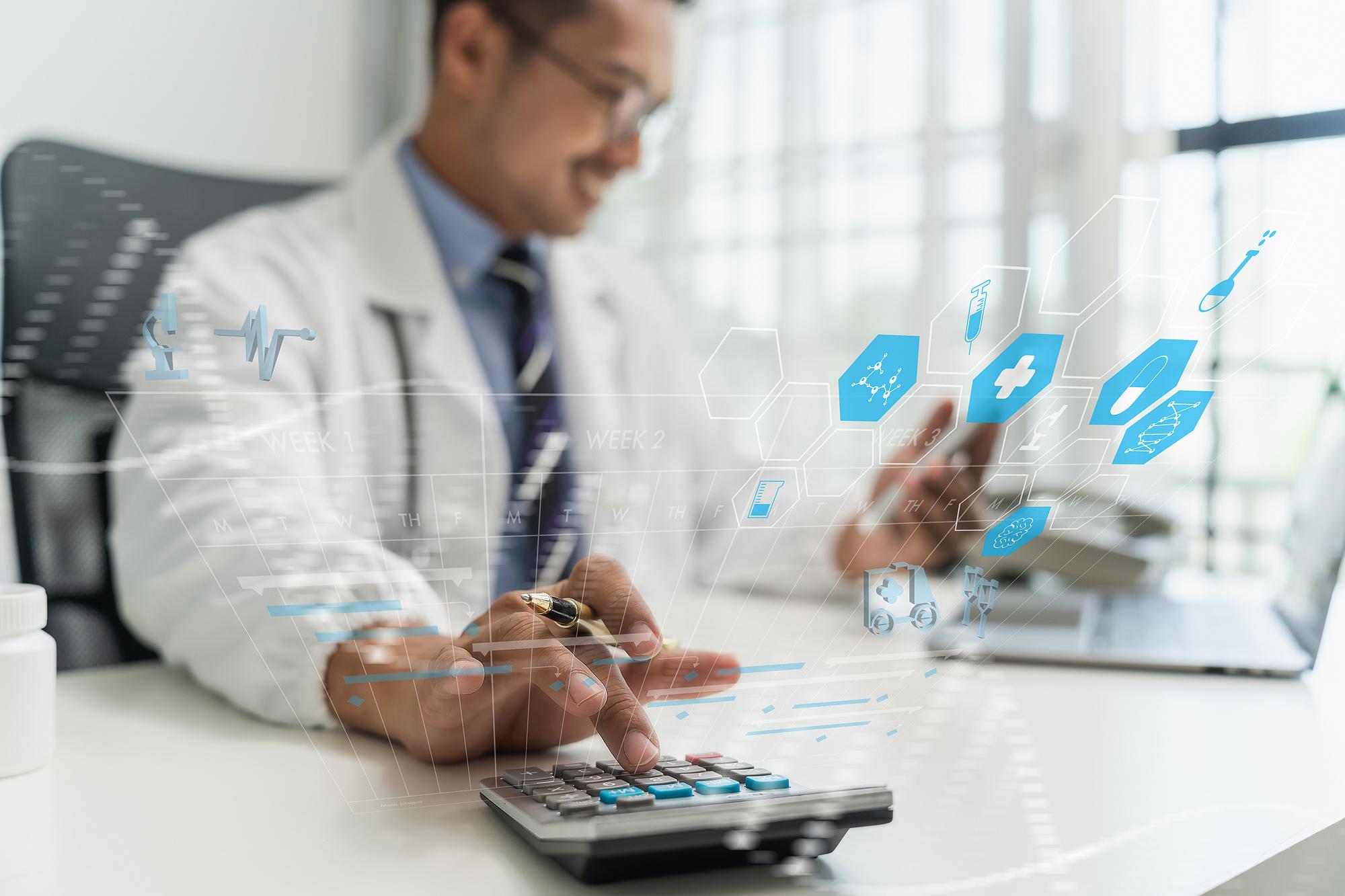 Médicos de saúde tocam dados médicos eletrônicos, diagnóstico de informações, tecnologia médica e futurista