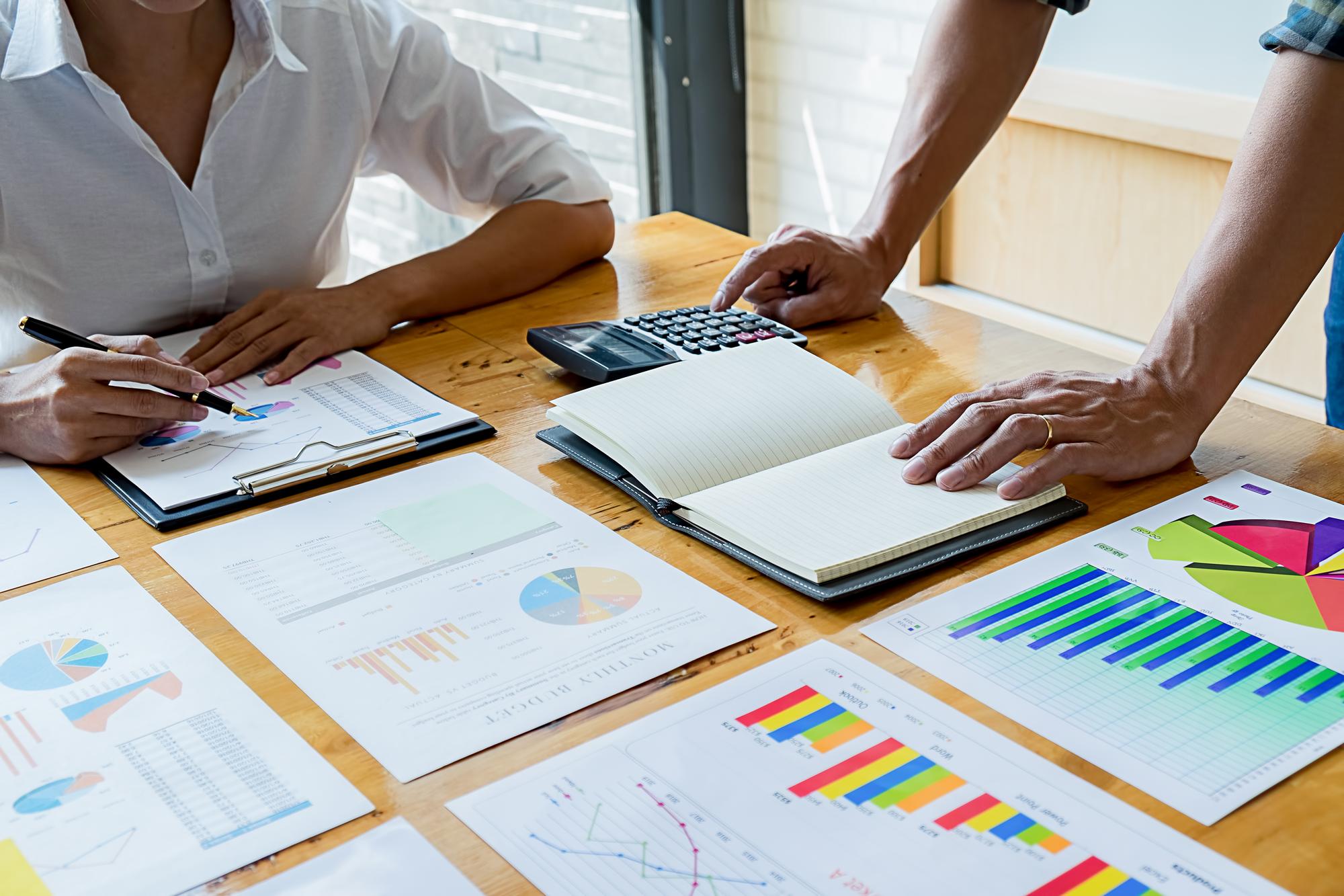 Dashboard financeiro digital mostrando relatórios de lucros e planejamento tributário em tons de roxo e azul
