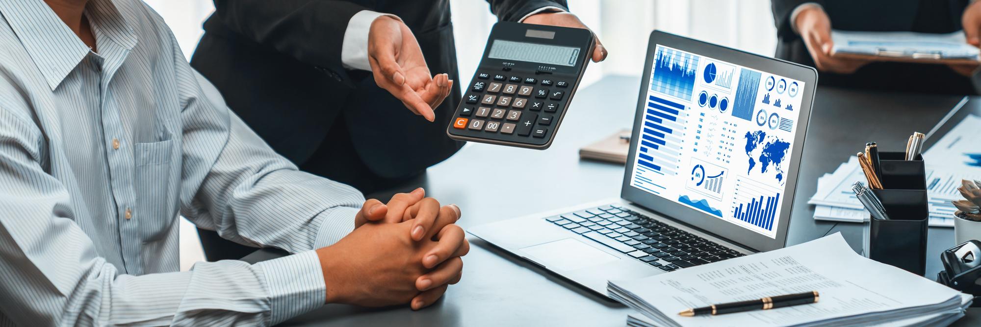 Equipe de contabilidade profissional em reunião estratégica com foco em crescimento sustentável e tecnologia