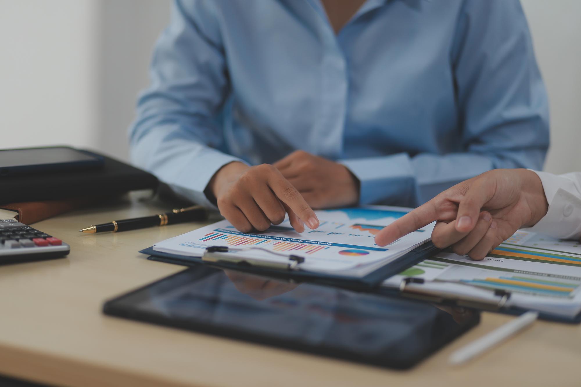 Documentos comerciais Auditor mulher de negócios verificação pesquisa de documentos jurídicos preparar papelada ou relatório para análise TAX timeaccountant Documentos dados contrato parceiro negócio no escritório do local de trabalho