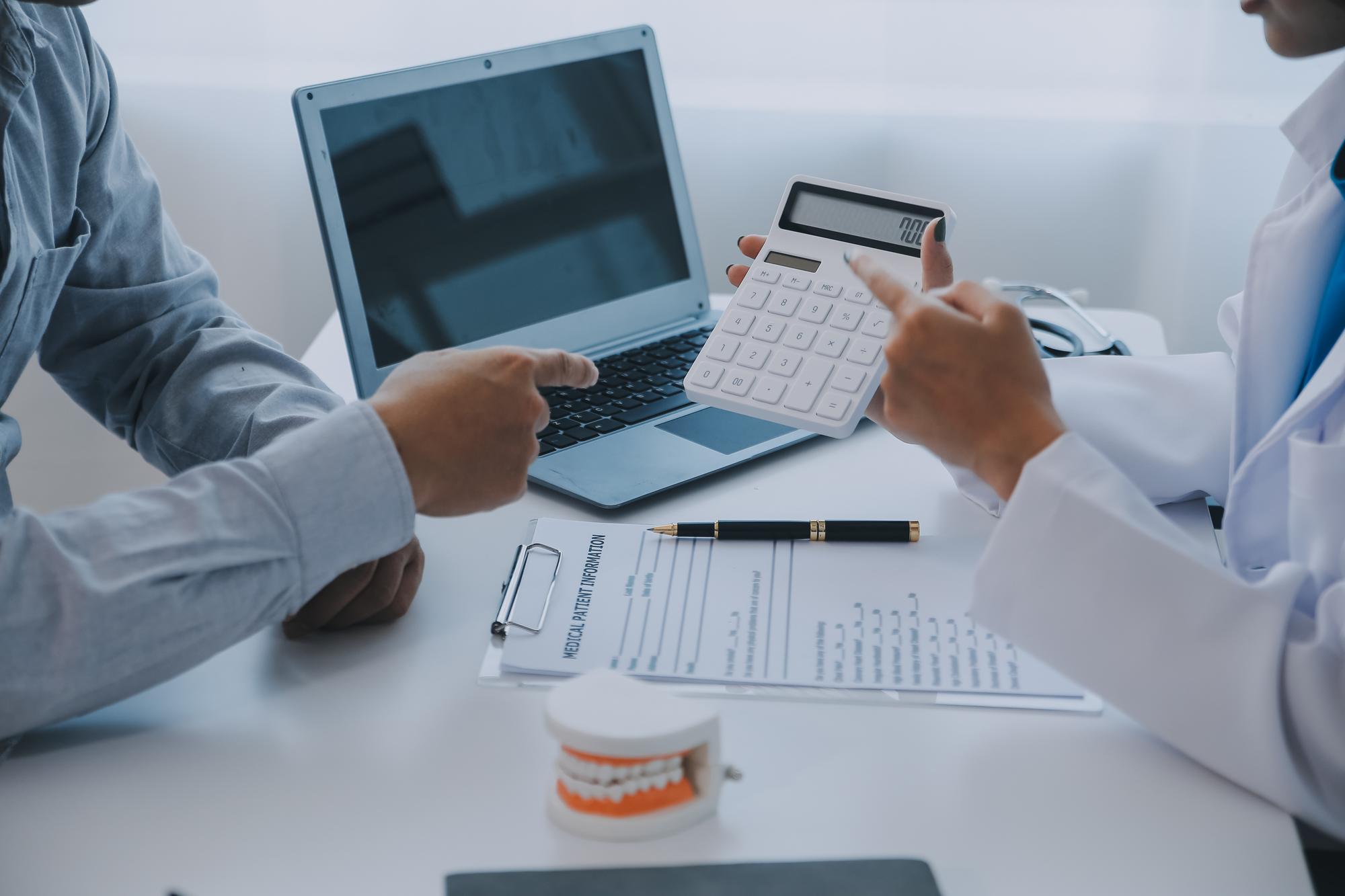 Equipa de médicos e dentistas conversando e trabalhando em cuidados de saúde conversando conceito de conferência médica consultor on-line