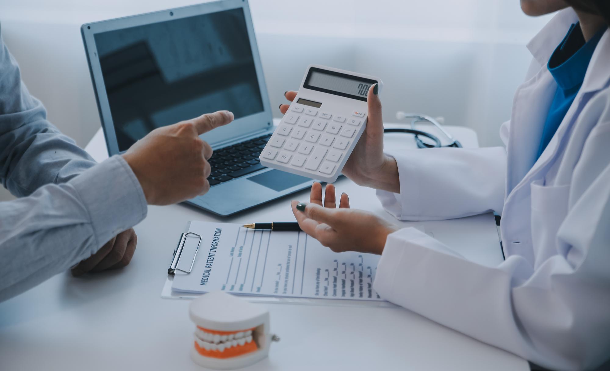 Equipa de médicos e dentistas conversando e trabalhando em cuidados de saúde conversando conceito de conferência médica consultor on-line
