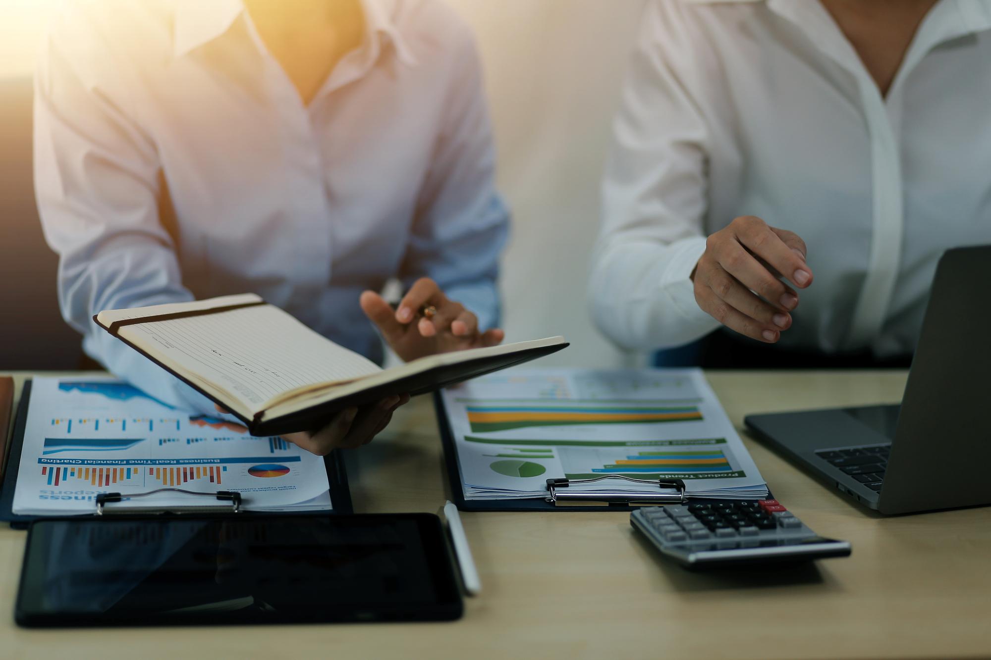Documentos comerciais Auditor mulher de negócios verificação pesquisa de documentos jurídicos preparar papelada ou relatório para análise TAX timeaccountant Documentos dados contrato parceiro negócio no escritório do local de trabalho