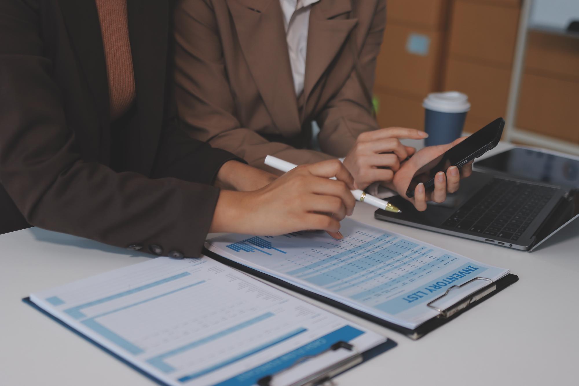 Empresa de contabilidade fornece planejamento financeiro e fiscal para fluxo de caixa lucrativo Equipe de auditores e contadores que trabalham no escritório analisam dados financeiros e registros contábeis com calculadora Insight