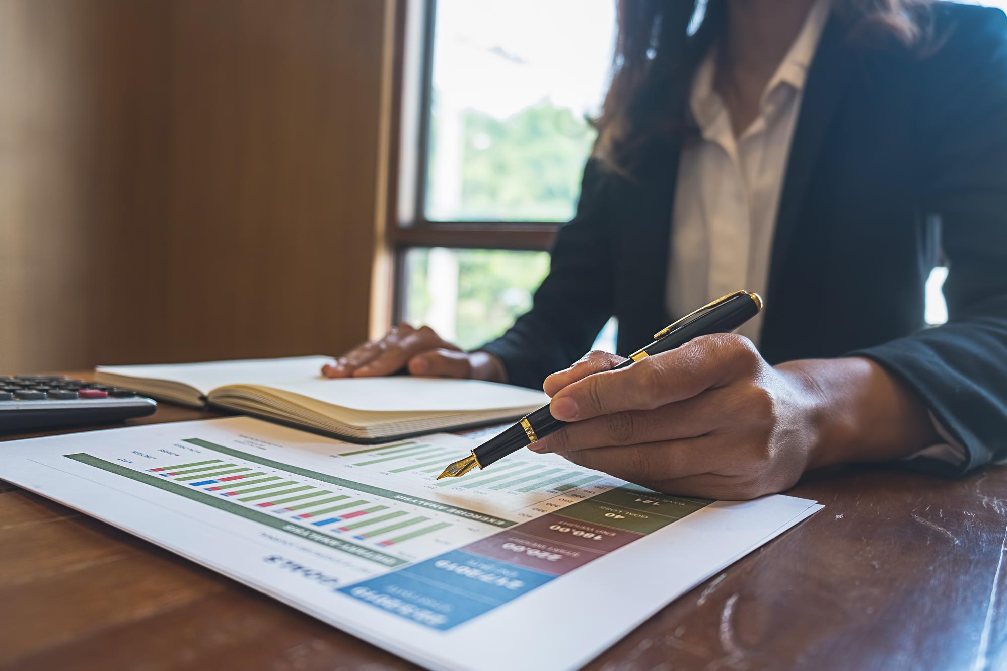 Seção média de uma mulher de negócios trabalhando em uma mesa no escritório
