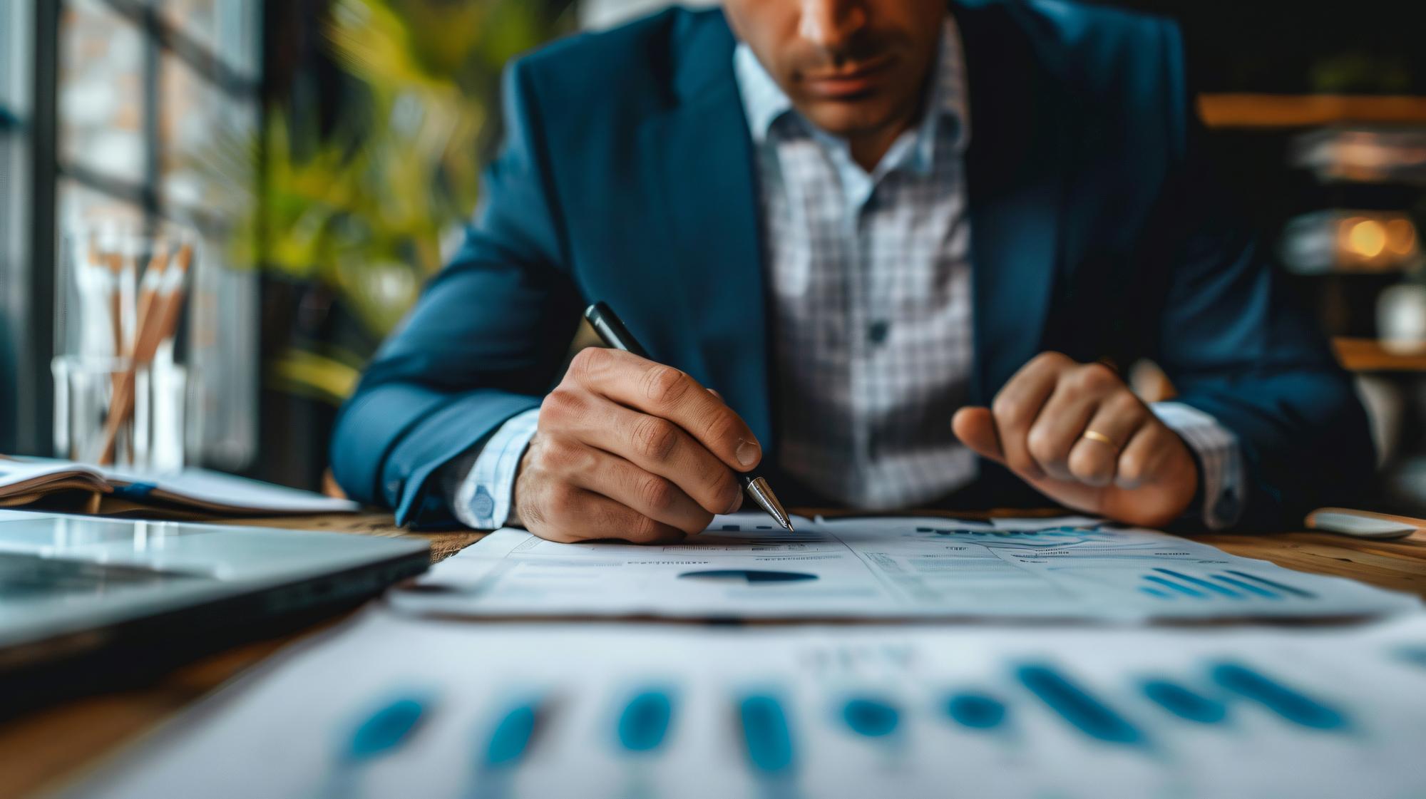 Uma análise detalhada de gráficos e relatórios por um profissional de negócios focado na melhoria de estratégias