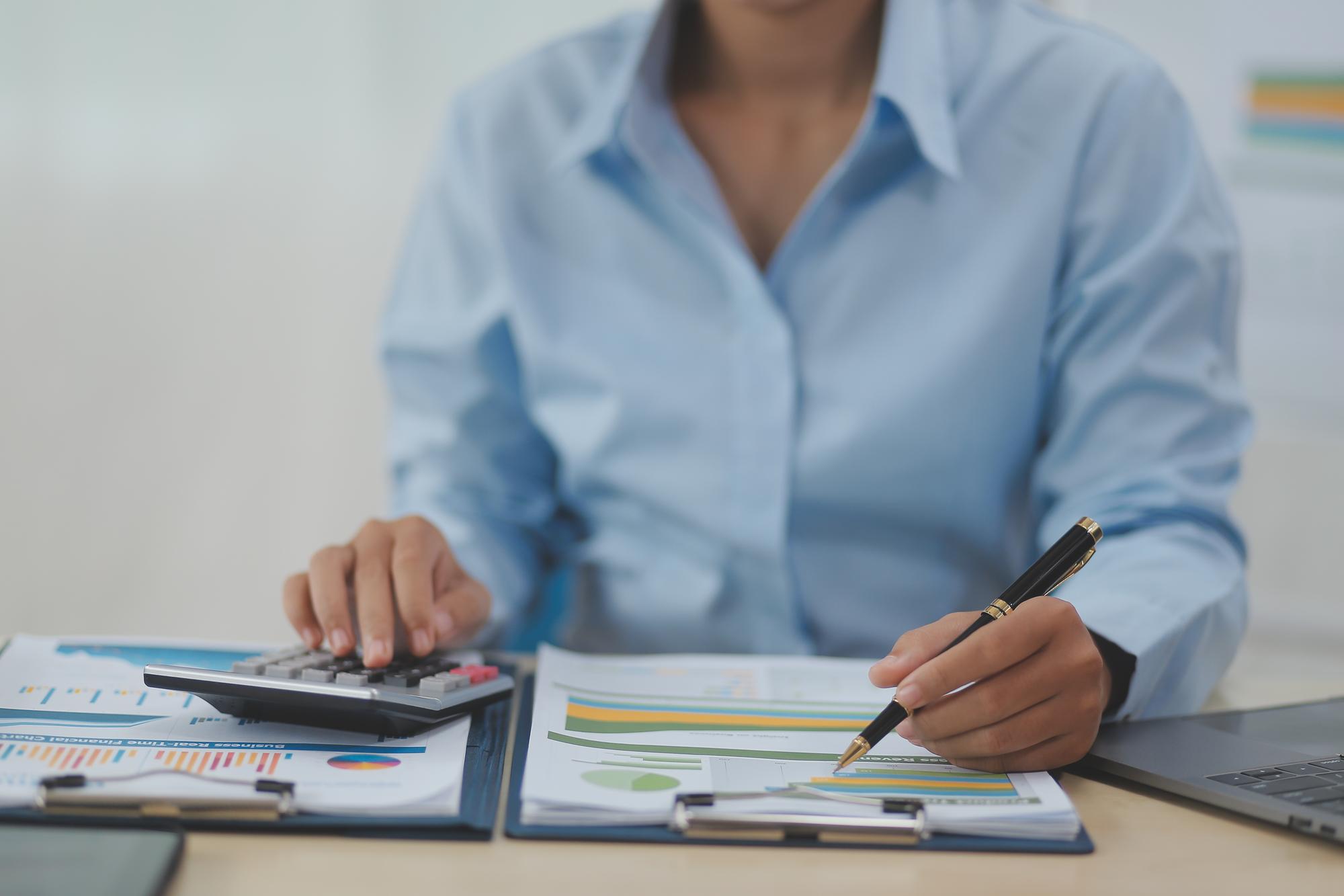 Documentos comerciais Auditor mulher de negócios verificação pesquisa de documentos jurídicos preparar papelada ou relatório para análise TAX timeaccountant Documentos dados contrato parceiro negócio no escritório do local de trabalho