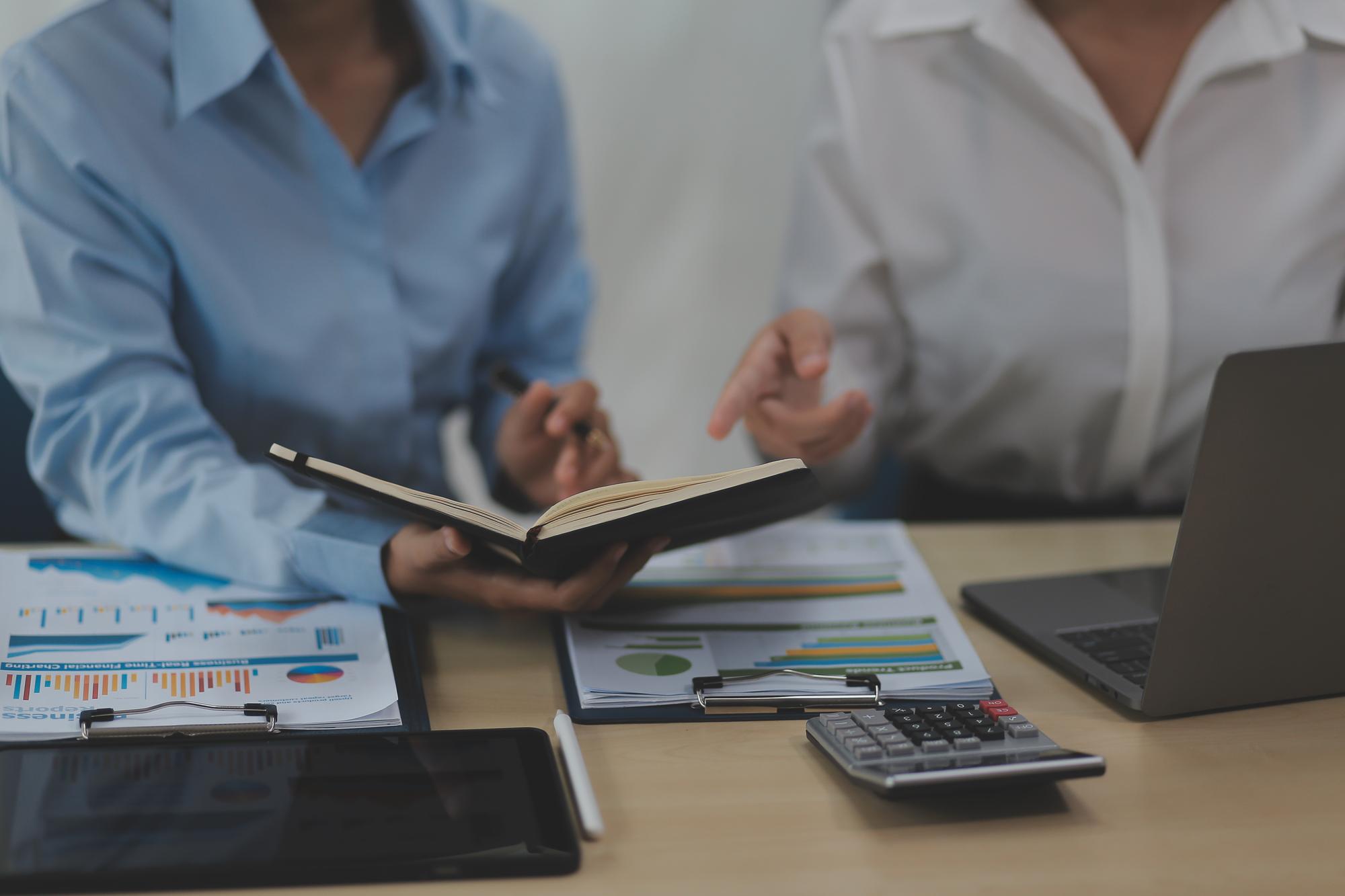 Documentos comerciais Auditor mulher de negócios verificação pesquisa de documentos jurídicos preparar papelada ou relatório para análise TAX timeaccountant Documentos dados contrato parceiro negócio no escritório do local de trabalho