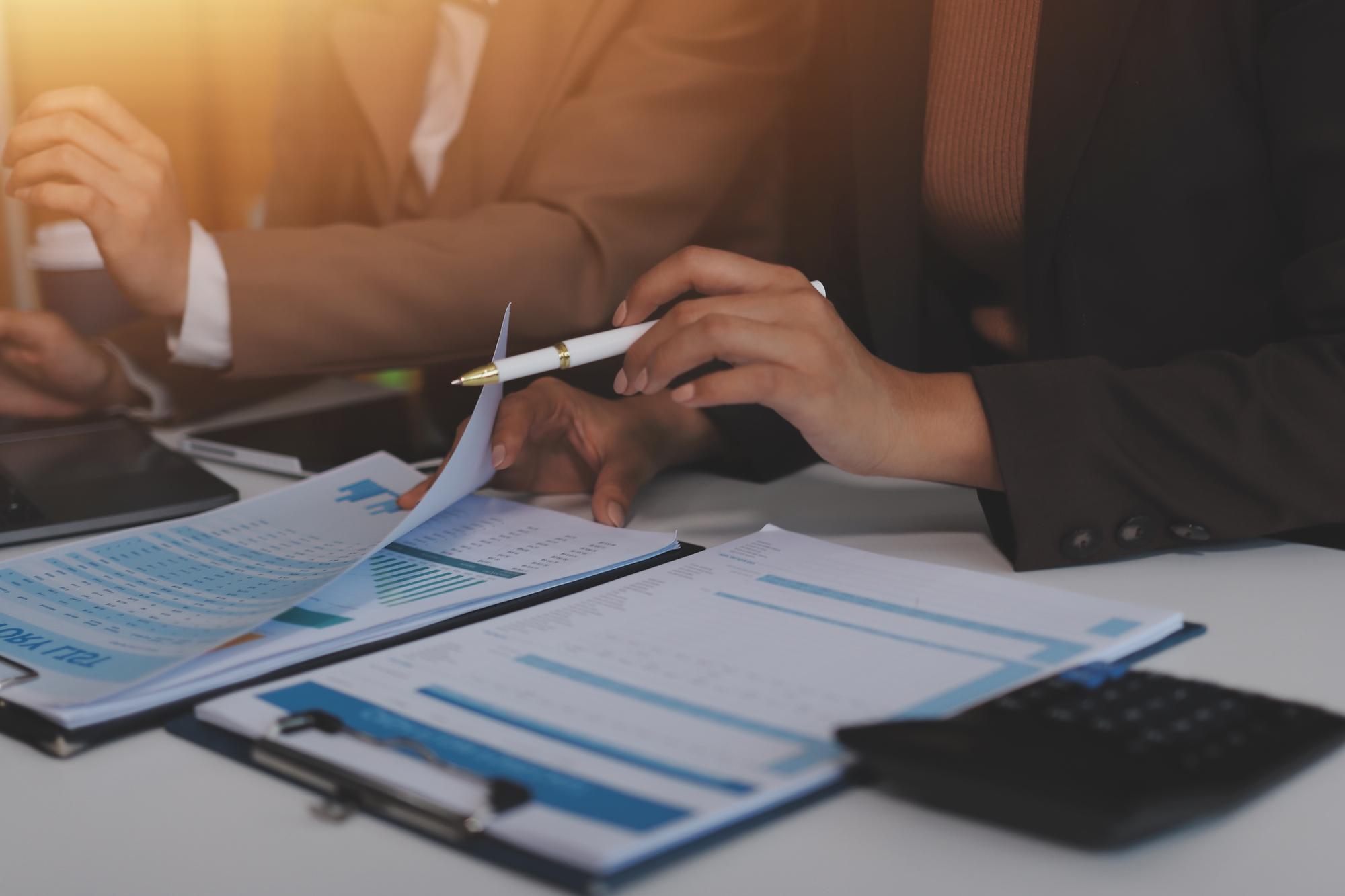 Empresa de contabilidade fornece planejamento financeiro e fiscal para fluxo de caixa lucrativo Equipe de auditores e contadores que trabalham no escritório analisam dados financeiros e registros contábeis com calculadora Insight