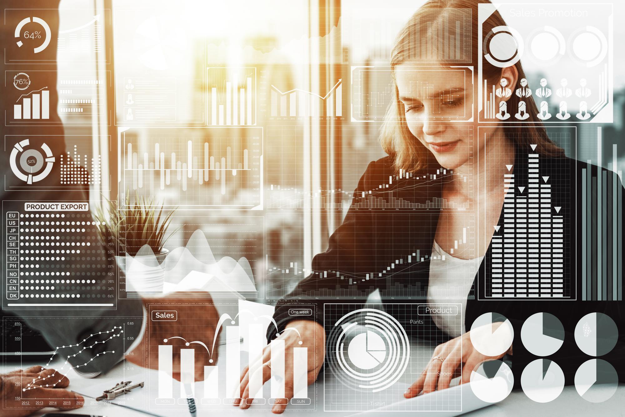 Escritório de contabilidade moderno com foco em tecnologia e transparência, mostrando telas com relatórios financeiros detalhados