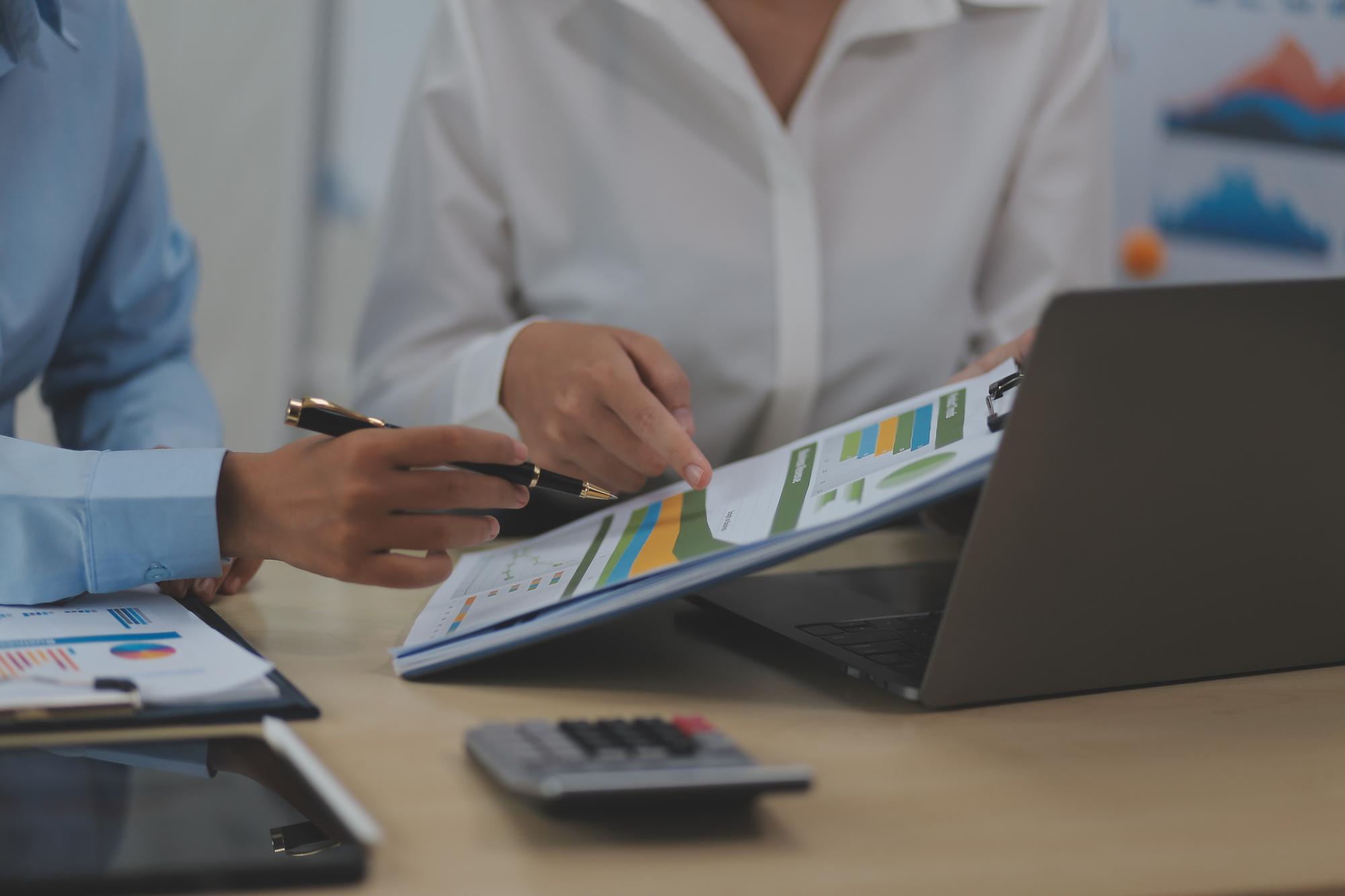 Documentos comerciais Auditor mulher de negócios verificação pesquisa de documentos jurídicos preparar papelada ou relatório para análise TAX timeaccountant Documentos dados contrato parceiro negócio no escritório do local de trabalho