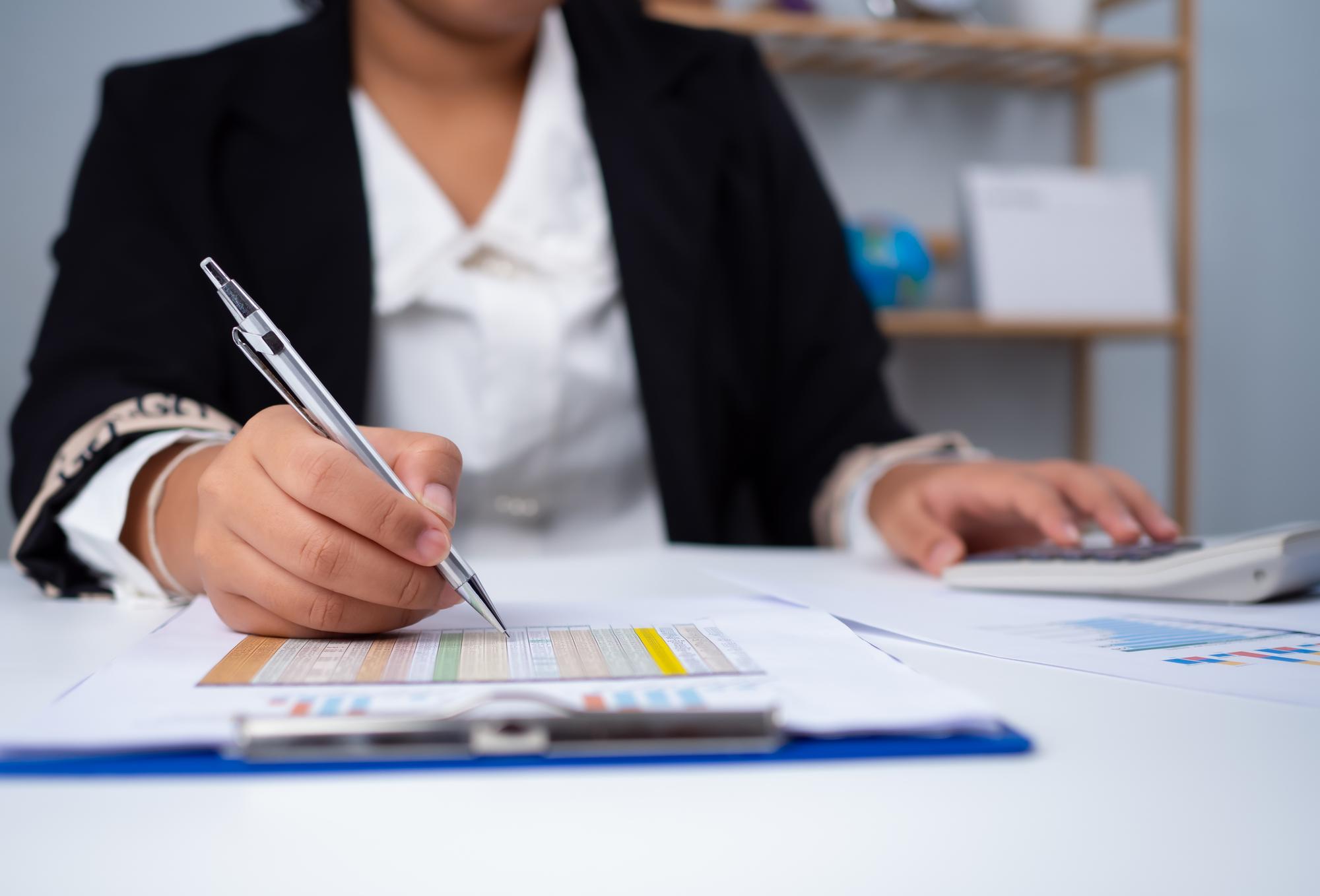 Análise de negócios com indicadores de gráficos e KPIs para melhorar o desempenho organizacional