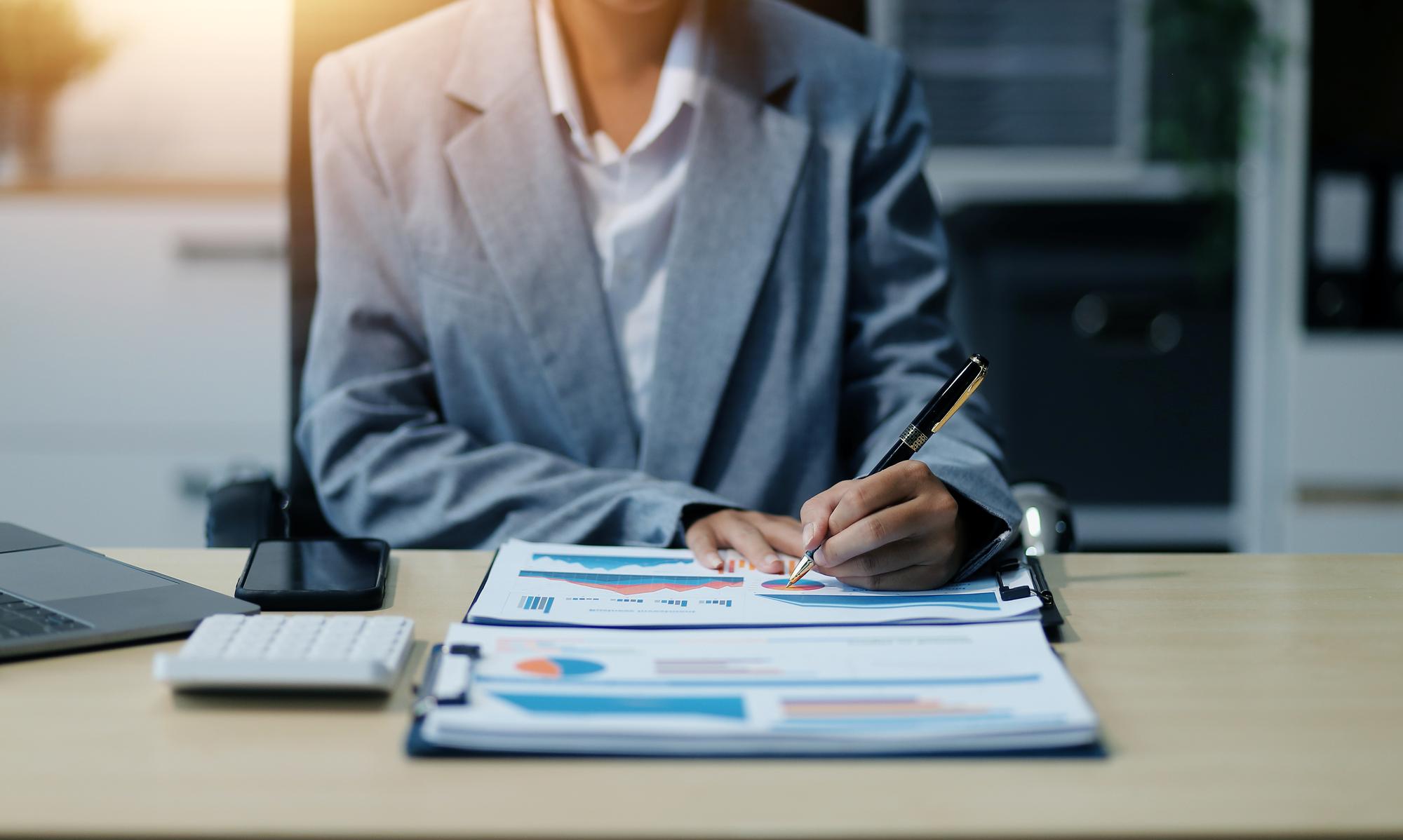 Documentos comerciais Auditor mulher de negócios verificação pesquisa de documentos jurídicos preparar papelada ou relatório para análise TAX timeaccountant Documentos dados contrato parceiro negócio no escritório do local de trabalho